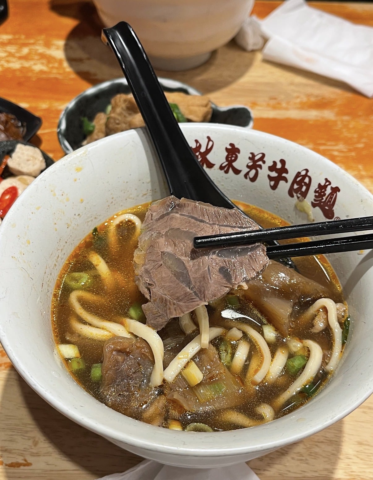 Joeman 凌晨要求蕭伊煮牛肉麵引爭議！台北 5 間宵夜牛肉麵推薦，半夜想吃這裡超推！