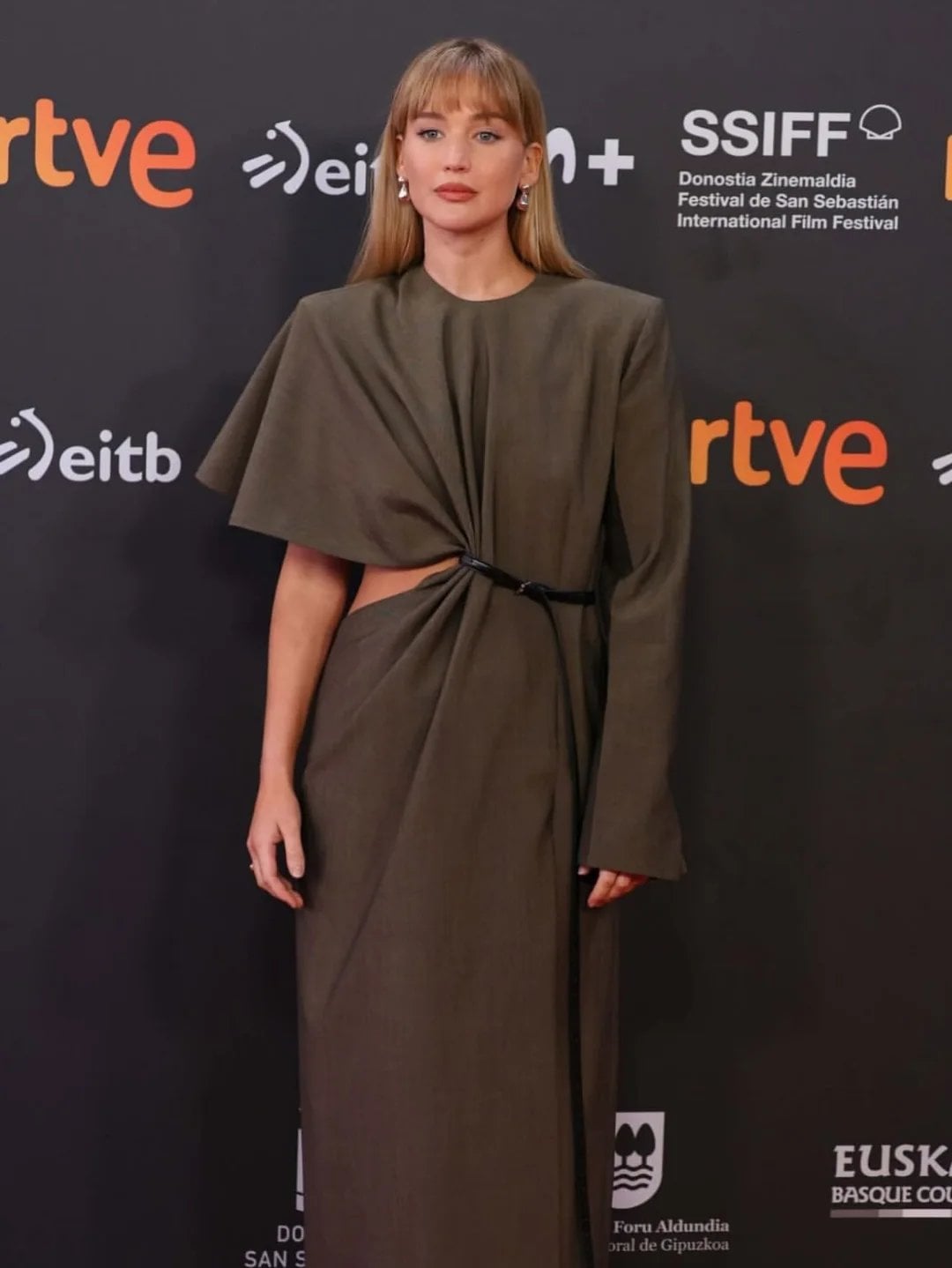 珍妮佛勞倫斯 Jennifer Lawrence 36歲生日曝街頭穿搭！牛仔短褲配復古上衣意外圈粉