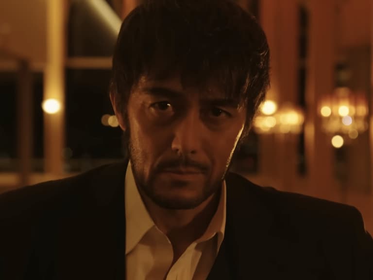 《VIVANT》阿部寬第 14 話細節瘋傳！「詭異輸密碼動作」網友爭相模仿！