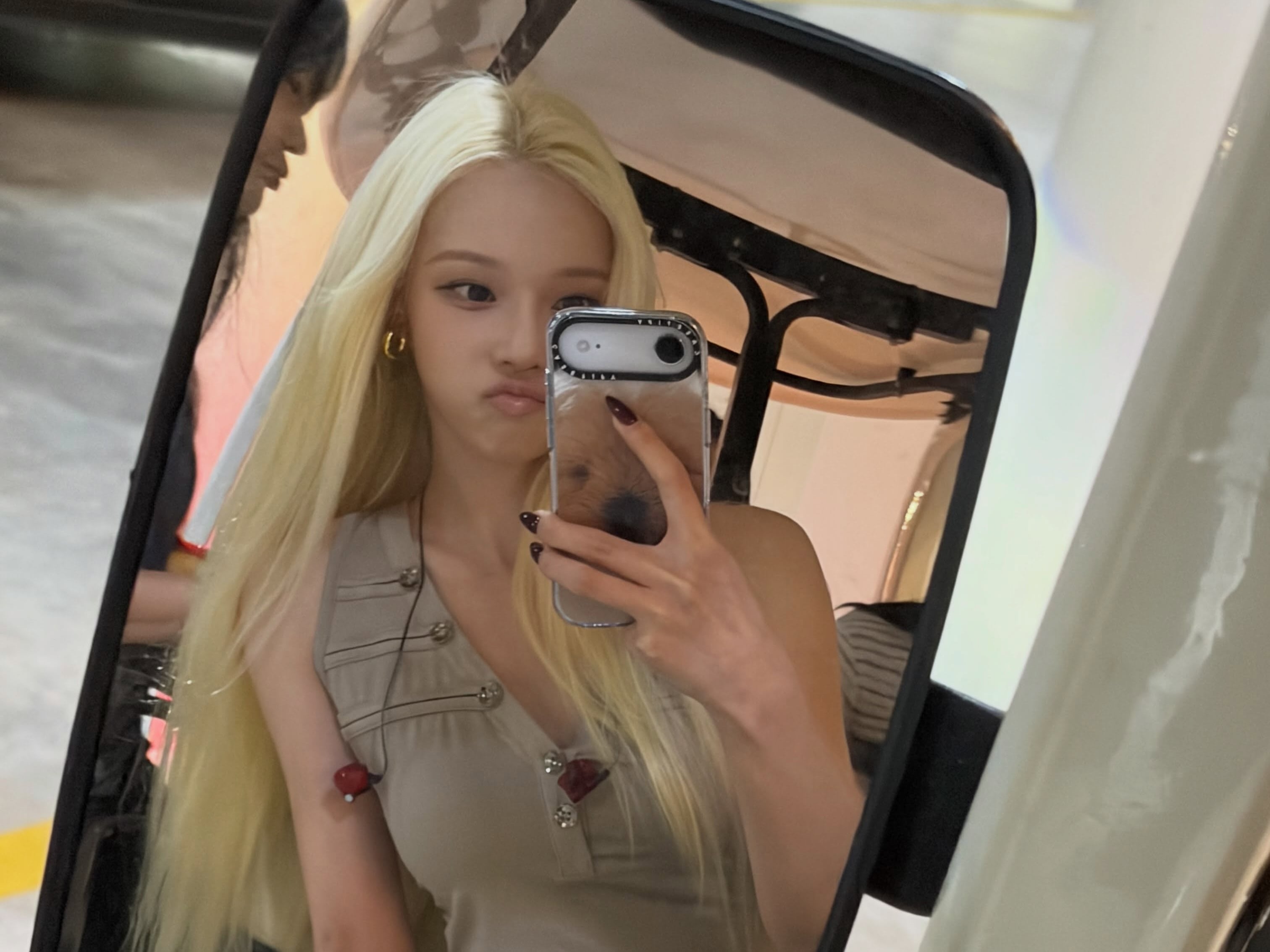 aespa Winter 坐上高爾夫球車駕駛座！昔日一句「不敢按公車鈴」讓粉絲全笑翻！