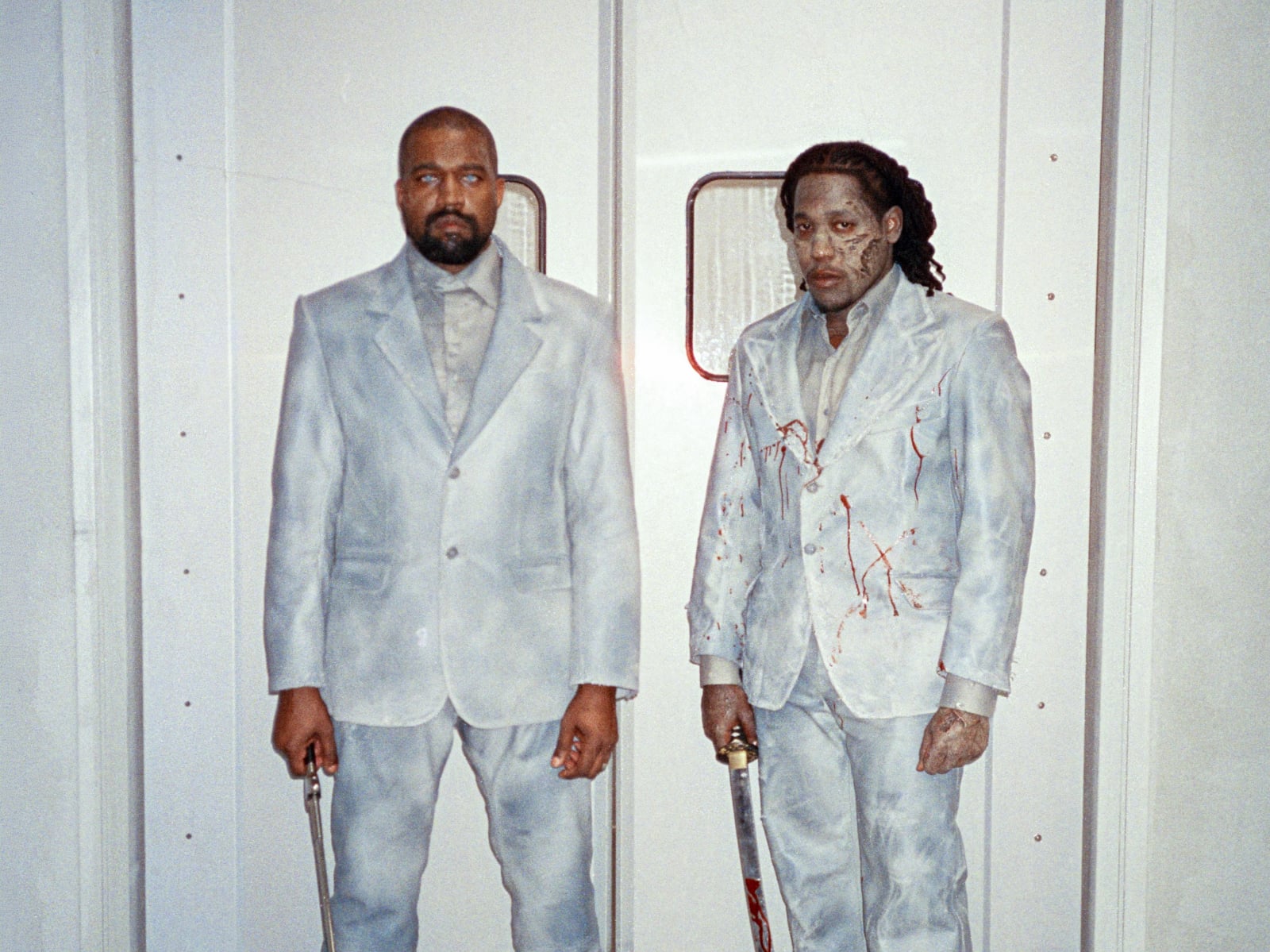 Ye 狂言沒有時尚品牌能像 YEEZY 一晚號召 12 萬人！並同步公開妻子 Bianca 執導的全新 MV