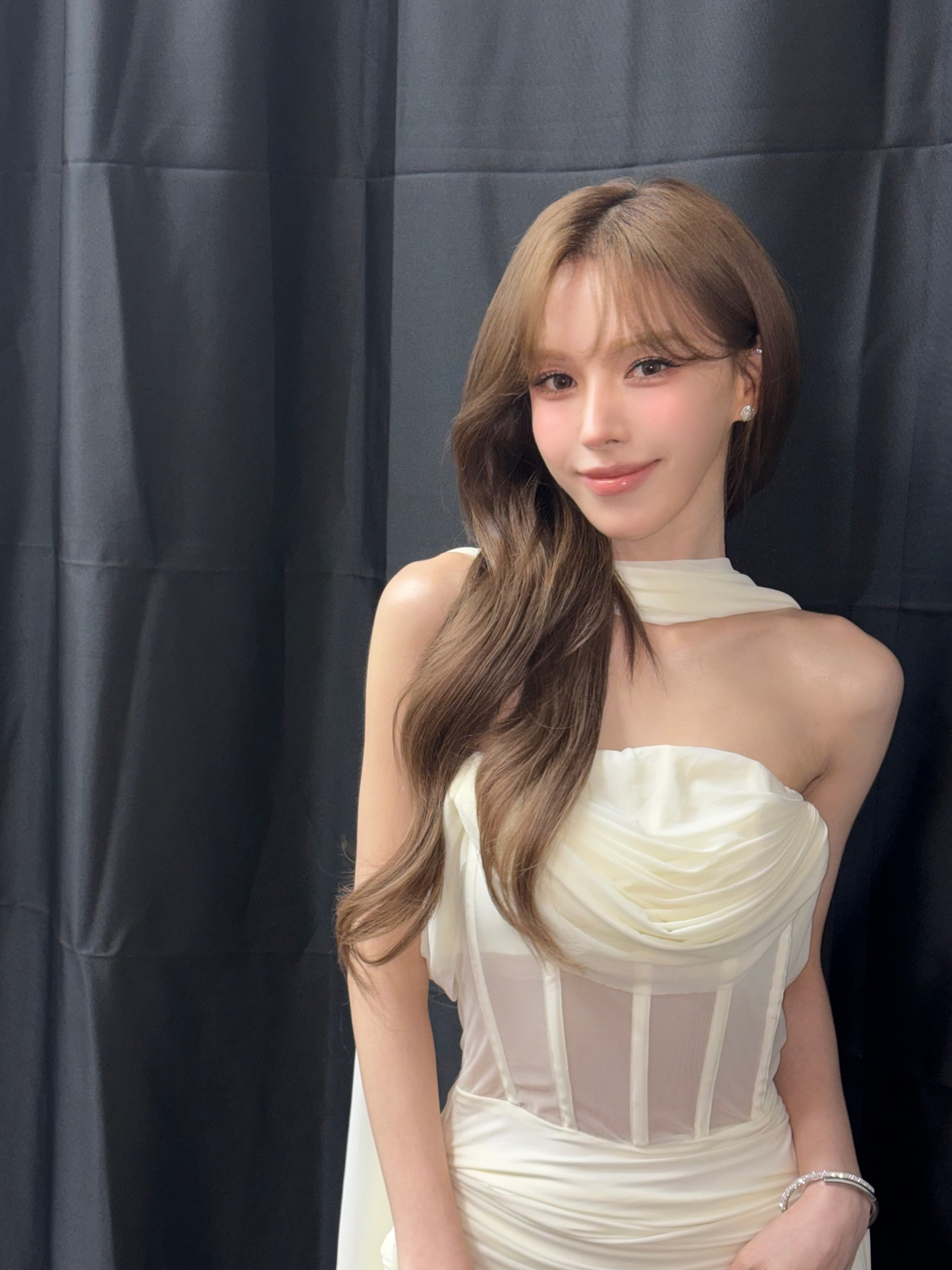Red Velvet Wendy IG 曬新照!纖細身材配超立體五官掀熱議,網驚:「混血感爆棚!」
