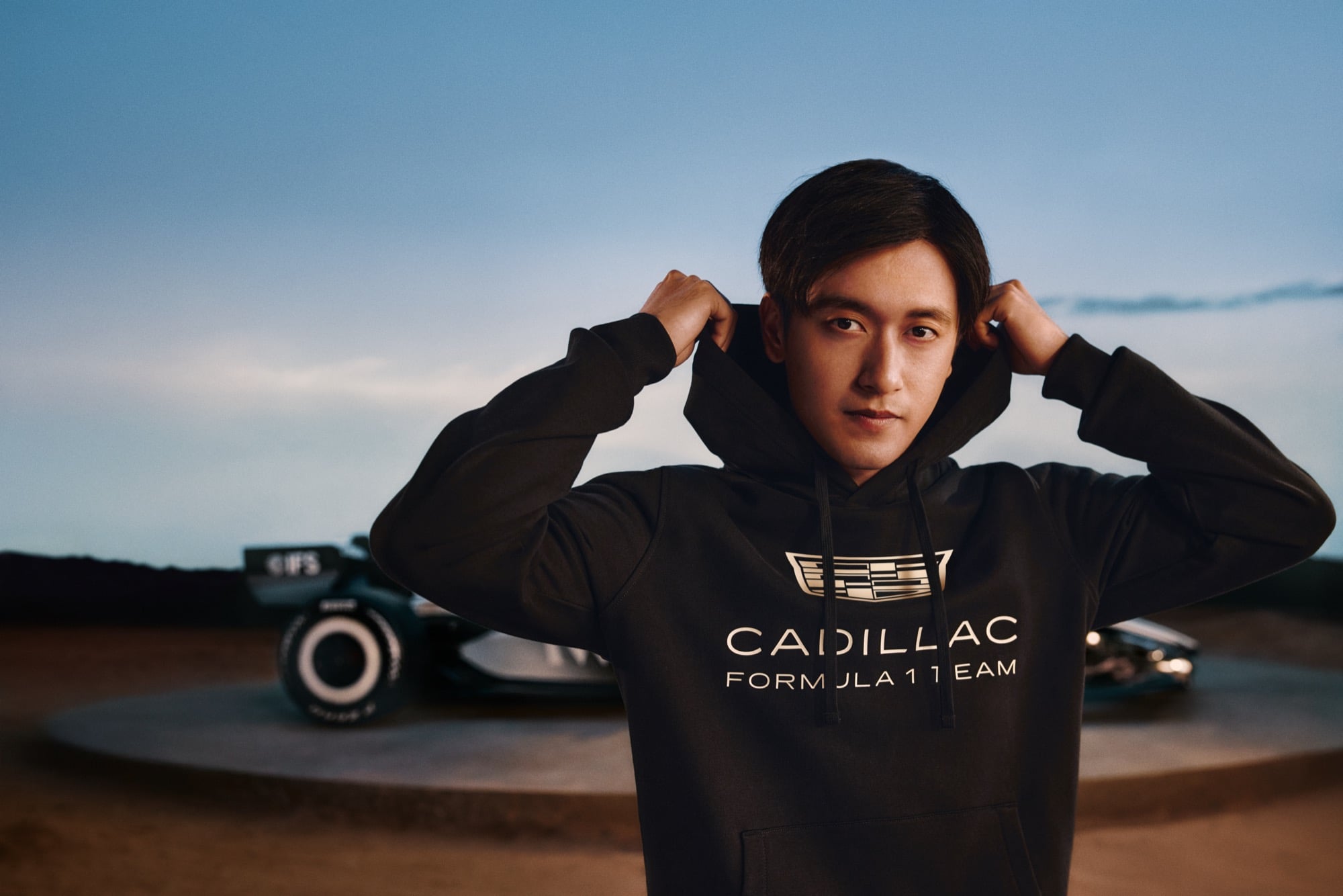 F1／TOMMY HILFIGER × 凱迪拉克車隊秋季系列狂炸！周冠宇、培瑞茲、博塔斯演繹賽車潮服⋯必收亮點一次看！