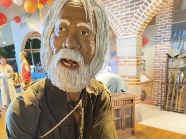 蘭陽博物館乞丐雕像爆紅！遊客狂投零錢，意外累積數十萬元善款！