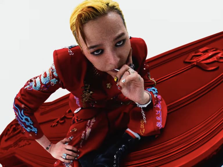 GD 權志龍 BIGBANG〈BiiiG〉紅色超帥套裝幫大家神到了！出自新銳日本設計師之手，細節近賞一次看！