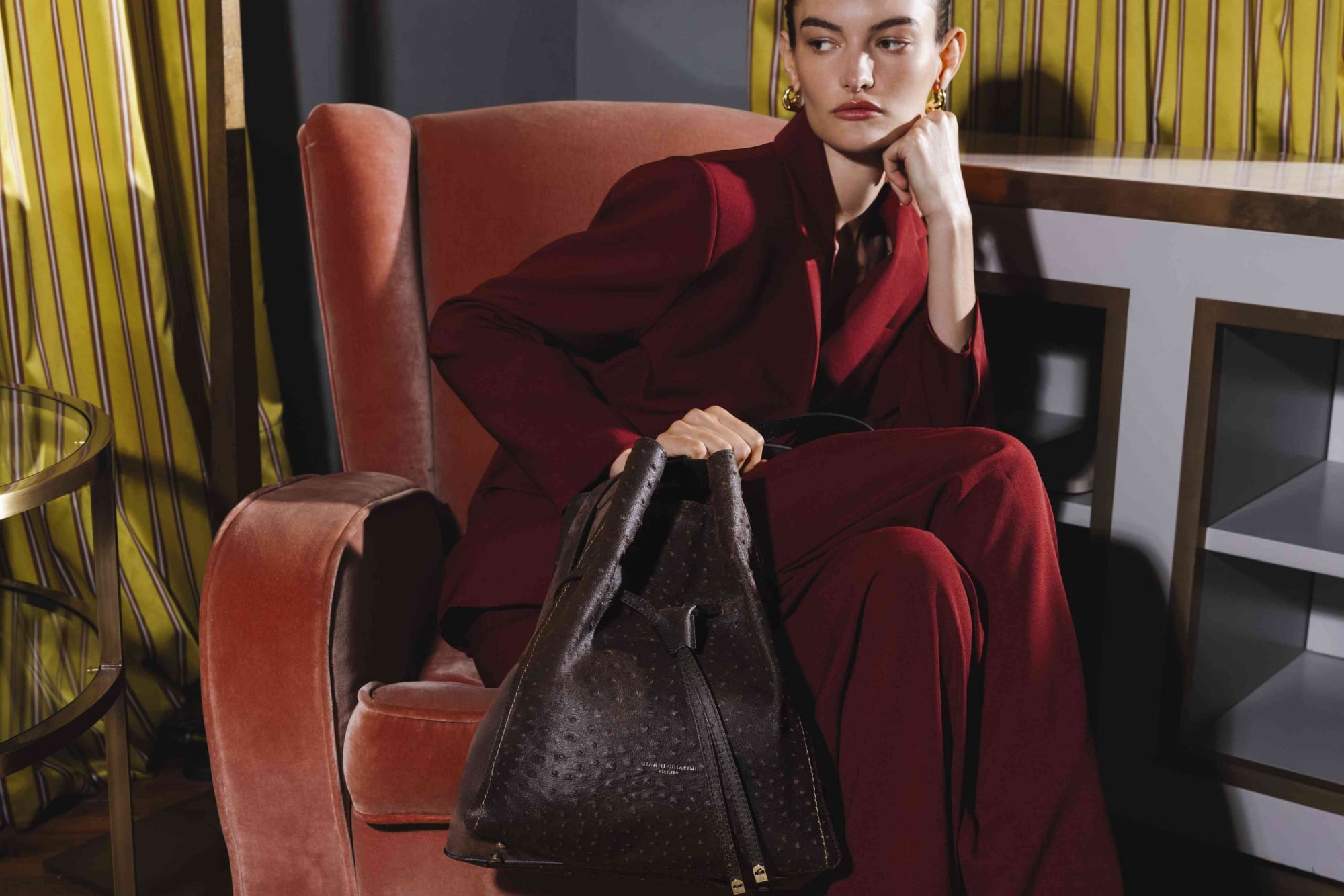 Gianni Chiarini 2026秋冬包包狂了！5款義大利工藝珍品曝光，鰻魚皮、鴕鳥紋⋯每一款都值得收藏！