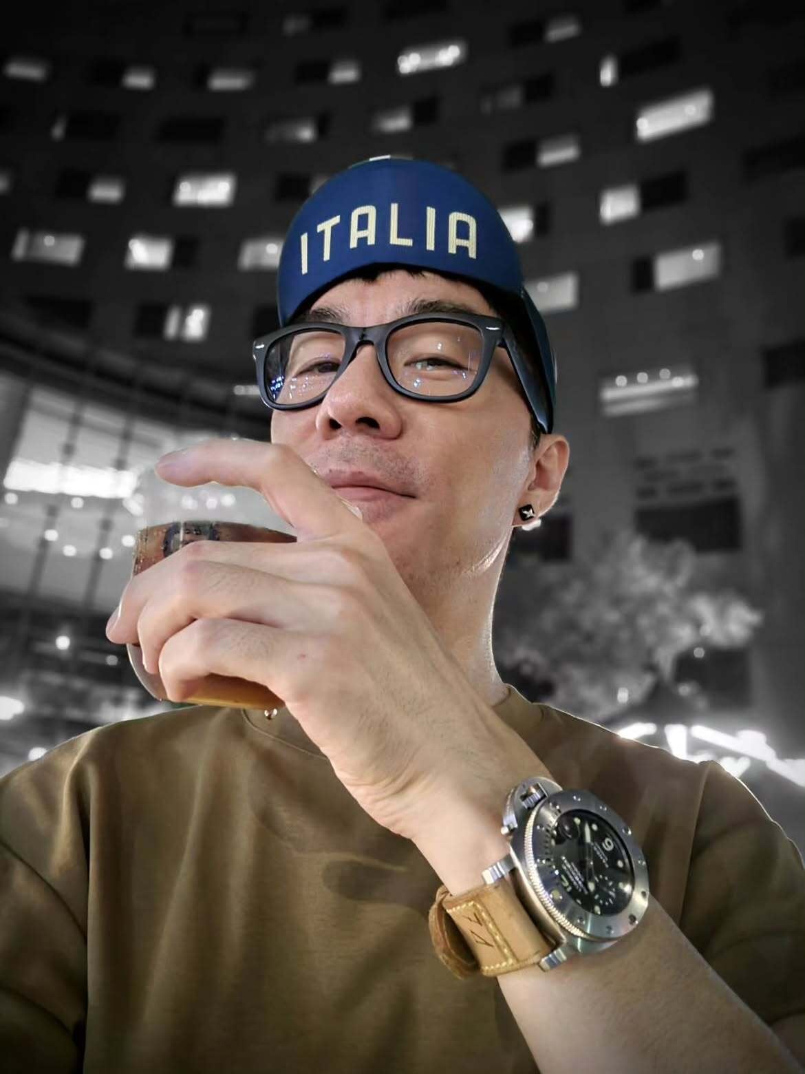 張兆志七夕曬十指緊扣照！52歲他自曝真相 網笑翻：左手握右手