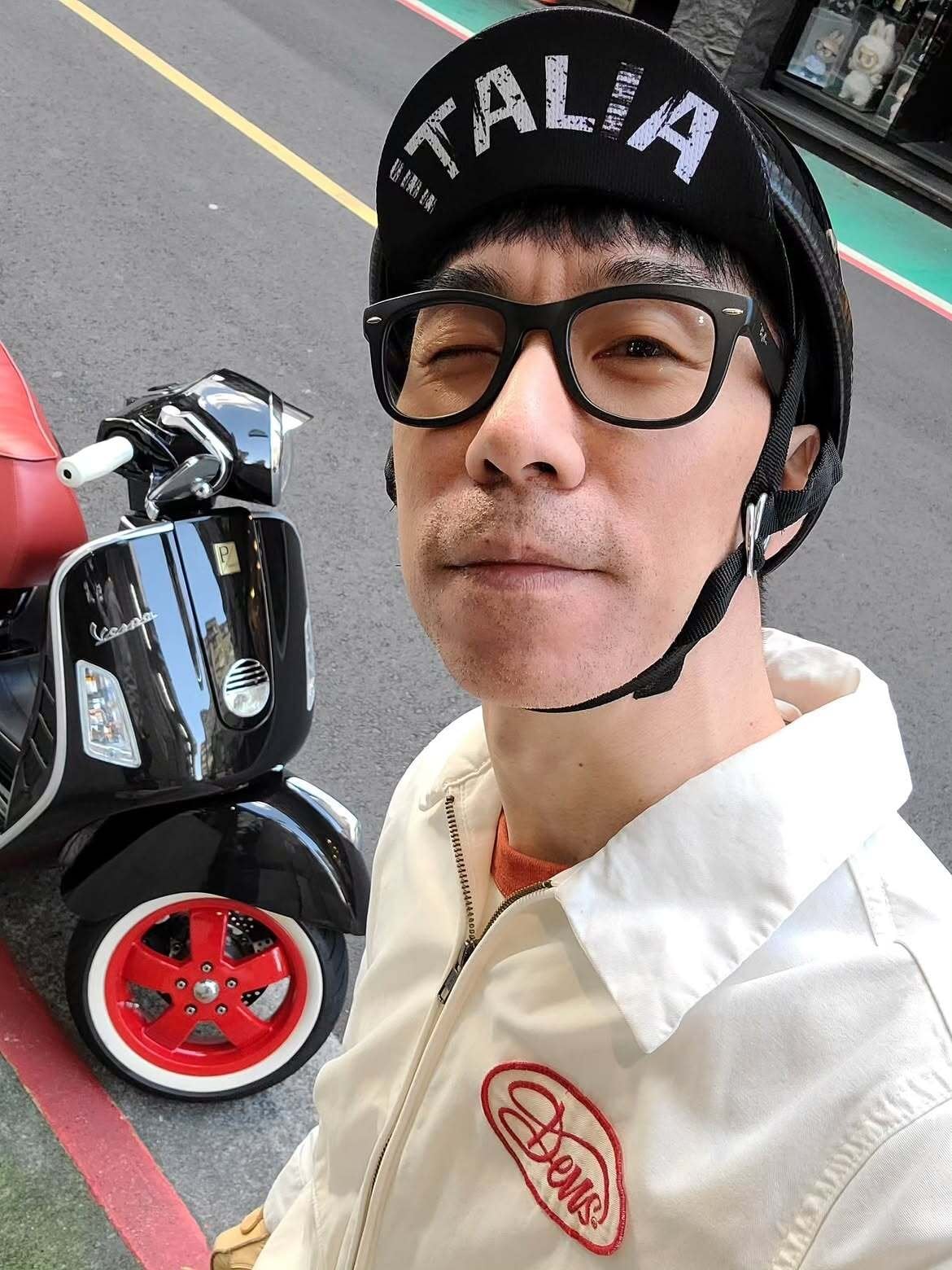 張兆志七夕曬十指緊扣照！52歲他自曝真相 網笑翻：左手握右手