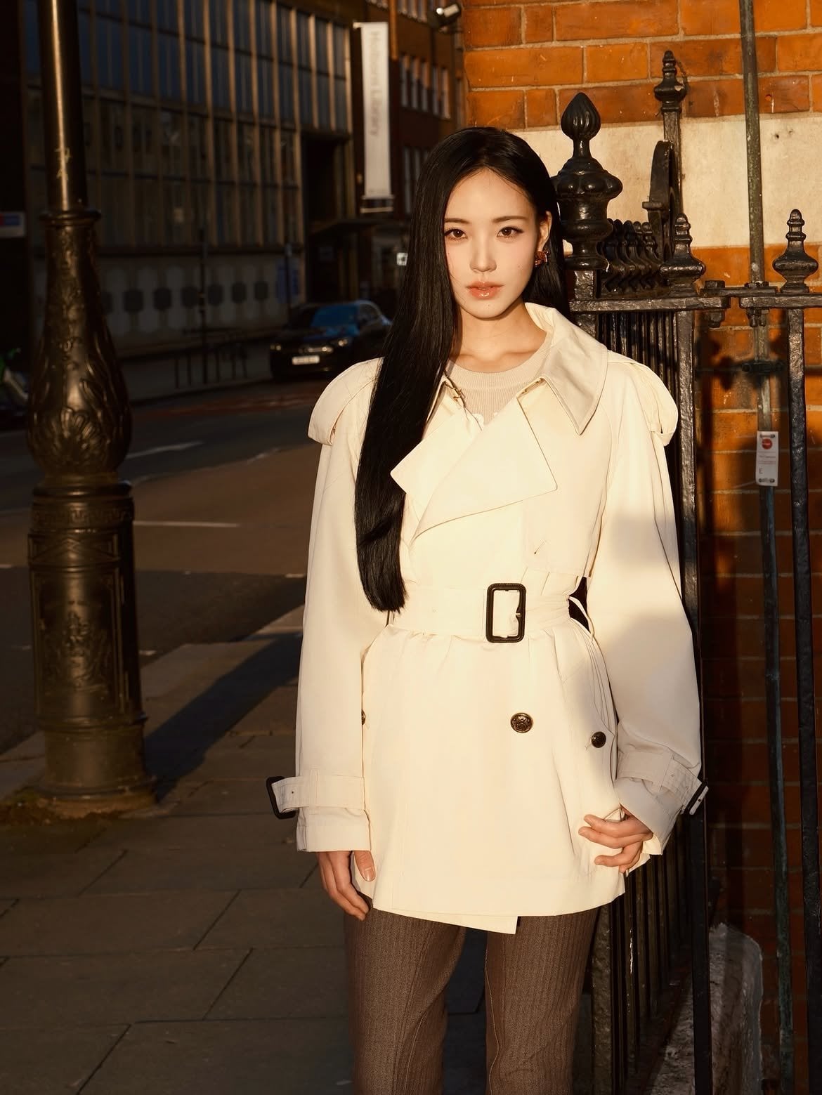 小S二女兒許韶恩 Lily Hsu 18歲身高168!倫敦街拍Burberry造型狂吸73萬粉