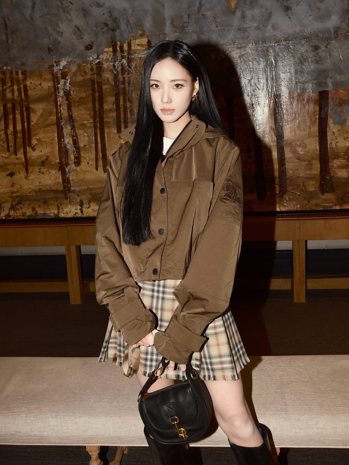 小S二女兒許韶恩 Lily Hsu 18歲身高168!倫敦街拍Burberry造型狂吸73萬粉