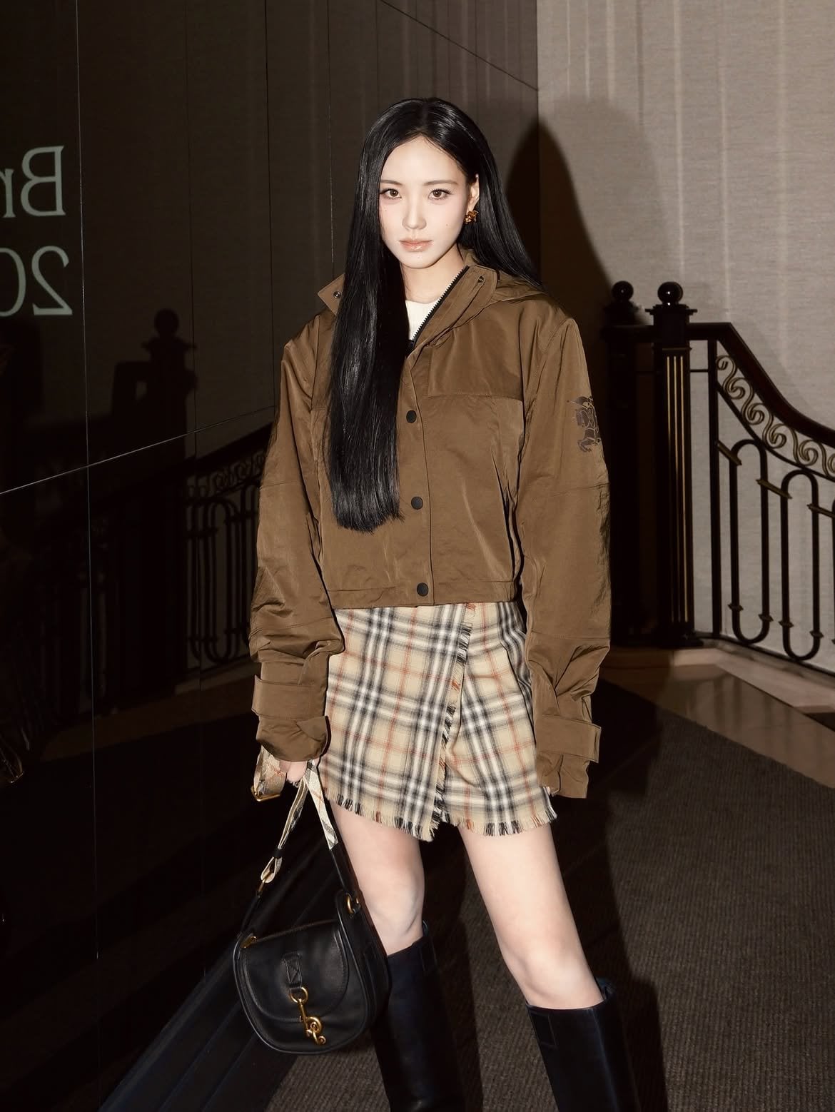 小S二女兒許韶恩 Lily Hsu 18歲身高168!倫敦街拍Burberry造型狂吸73萬粉