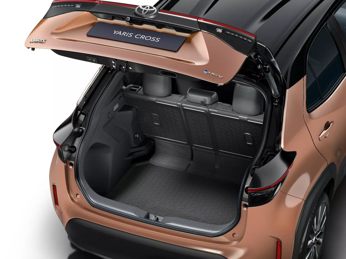Toyota Yaris Cross 英國改款曝光！同色蜂巢水箱罩、運動座椅全新升級