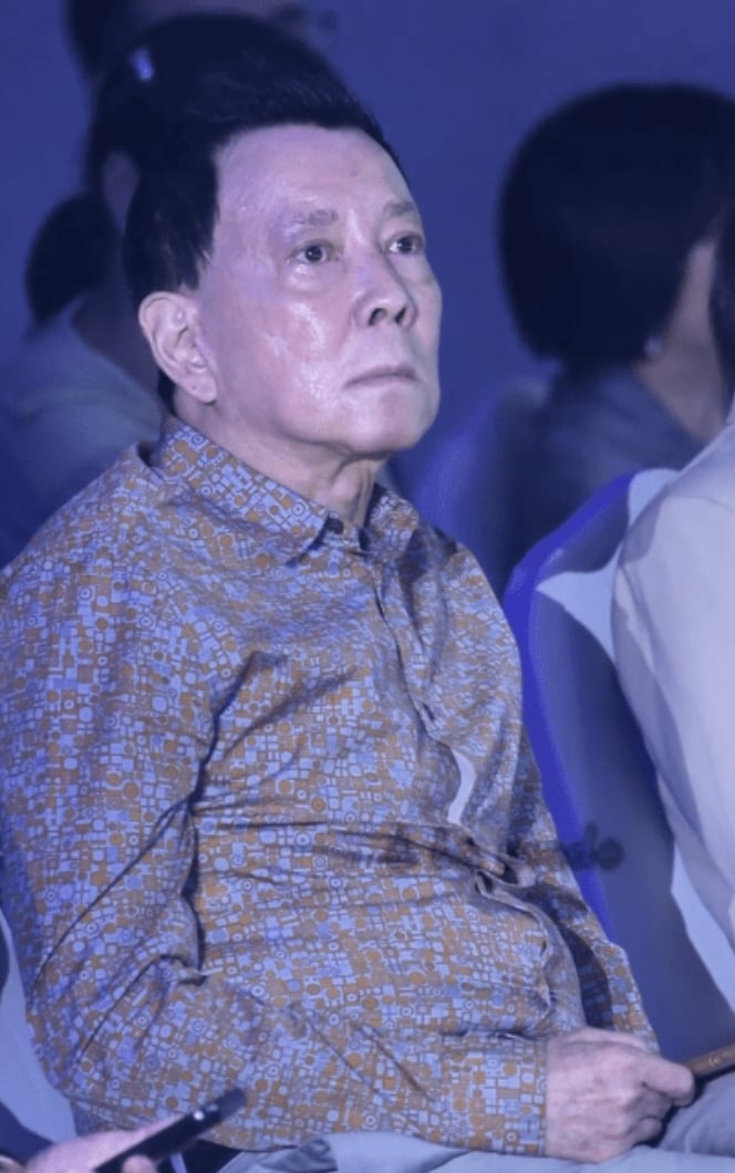 陳冠希父親陳澤民現身上海選美活動！73 歲精神奕奕氣場十足，網友驚呼：「完全看不出年紀」！