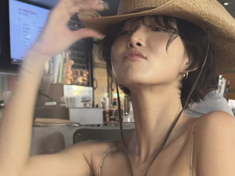 MAMAMOO 華莎德州街拍曝光！超大牛仔帽配滑裙洋裝，性感率性造型掀熱議！