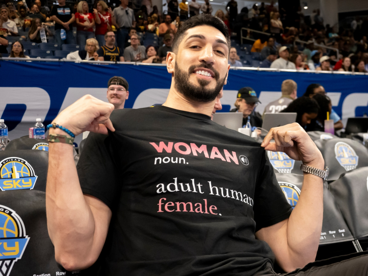 WNBA／Enes Kanter 場邊穿女性標語T恤惹怒天空隊後衛！與 Natasha Cloud 爆言語衝突後被保全拖出場！