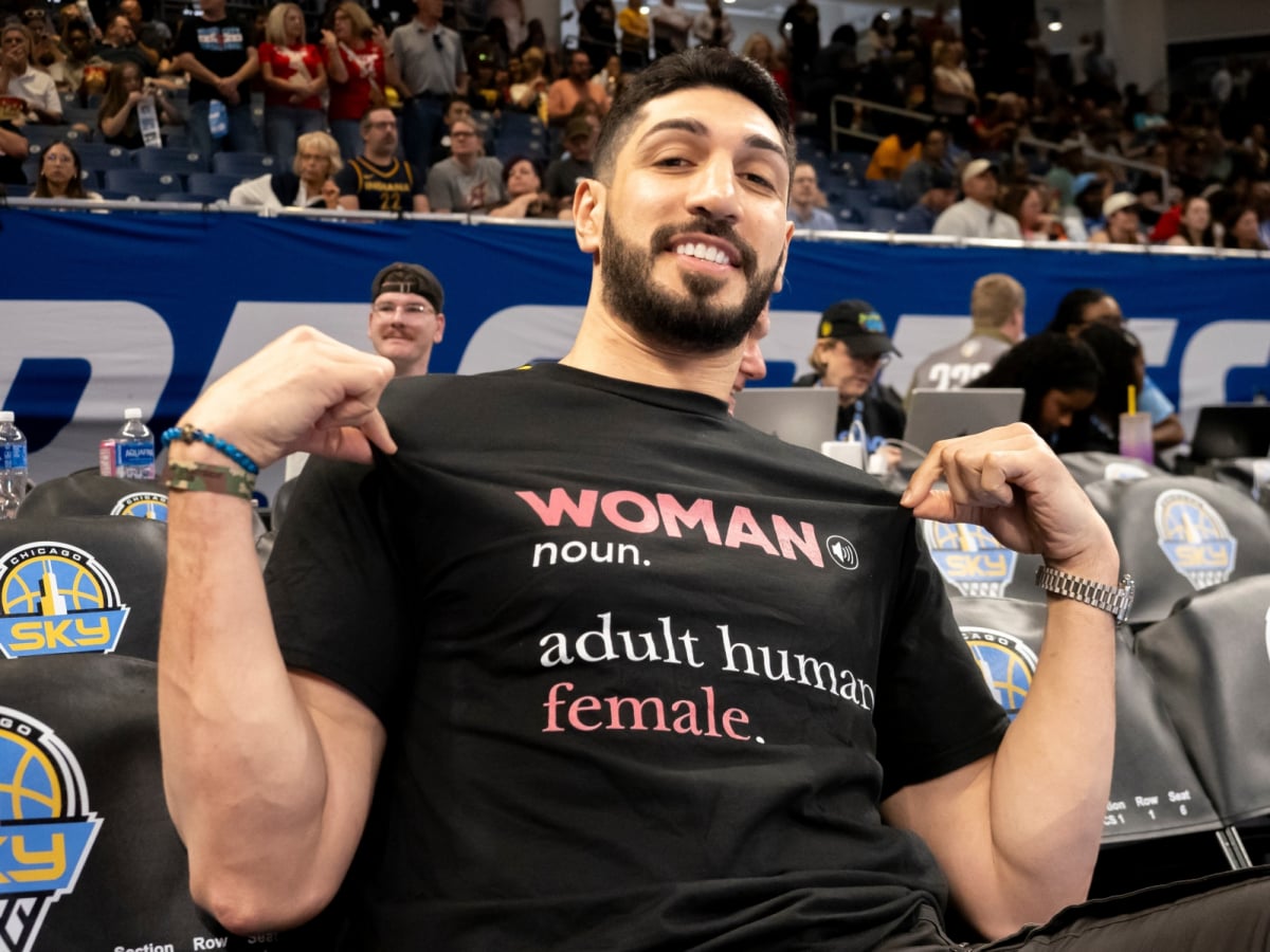 WNBA／Enes Kanter 場邊穿女性標語T恤惹怒天空隊後衛！與 Natasha Cloud 爆言語衝突後被保全拖出場！