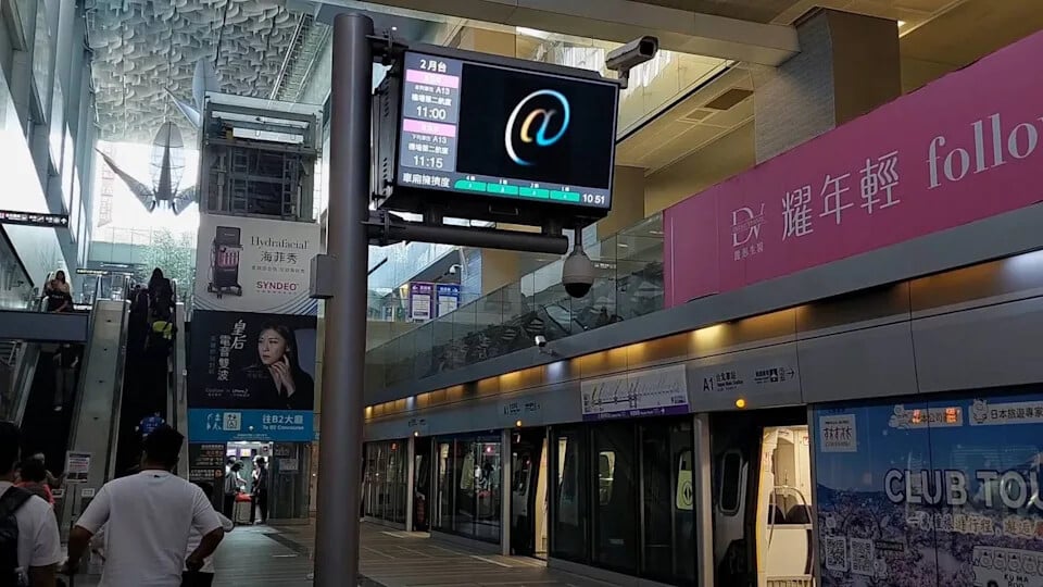 告五人「@」神秘符號席捲全台!黑衣人拿氣球現身街頭,新企畫網掀熱議!