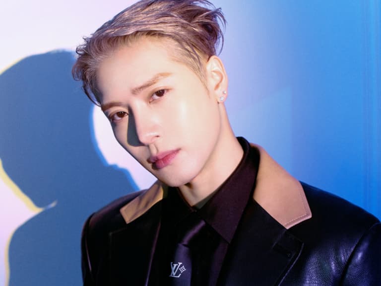 LV 男裝時裝騷曝光！Jackson Wang 全黑俐落造型搶鏡⋯與 Pharrell 合作 7 次關係非凡，未來創作計劃令人期待！