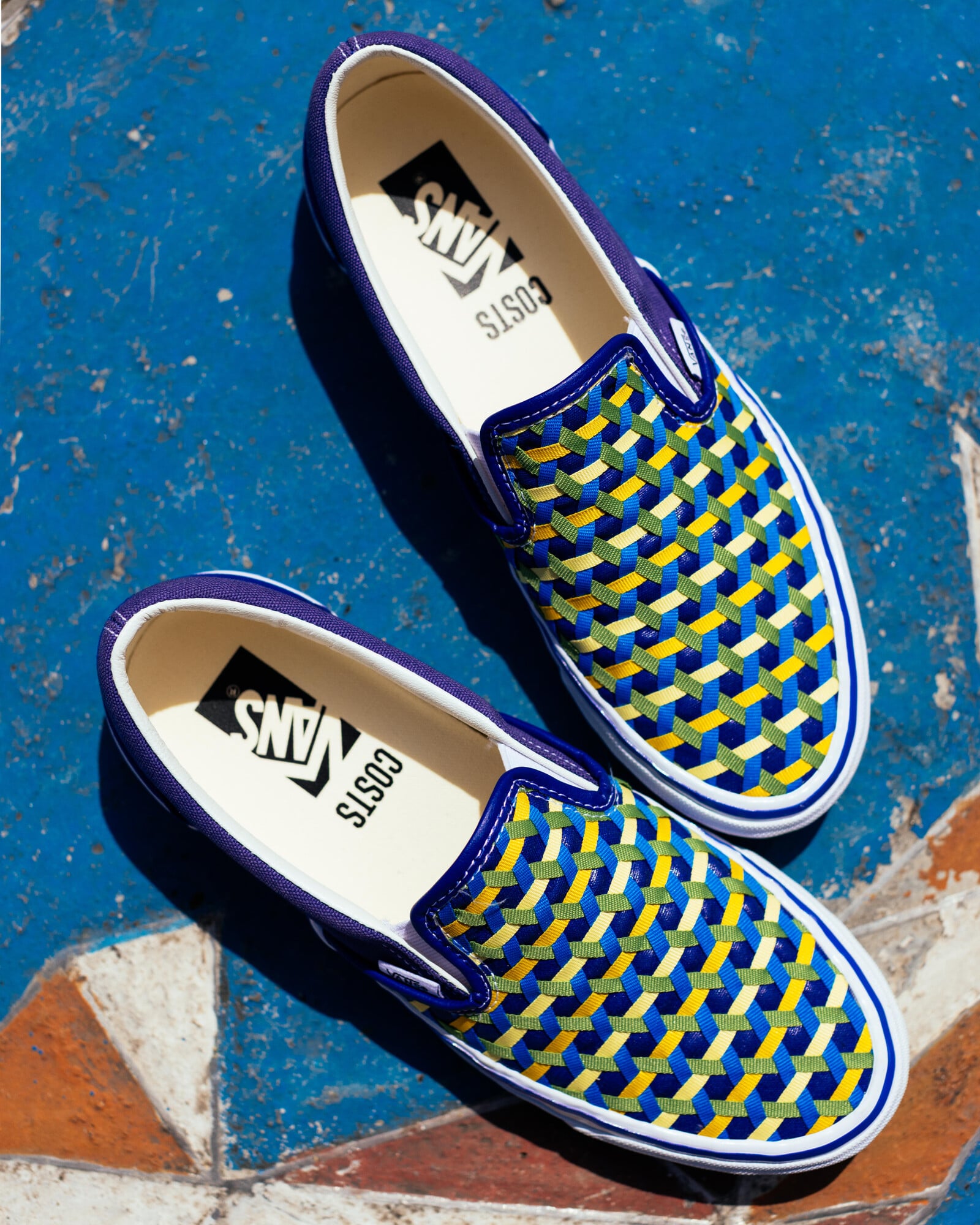 龍舟精神穿上腳!Vans × COSTS 聯名系列曝光,粽葉綠配竹黃色調網讚:文化與街頭的完美碰撞!