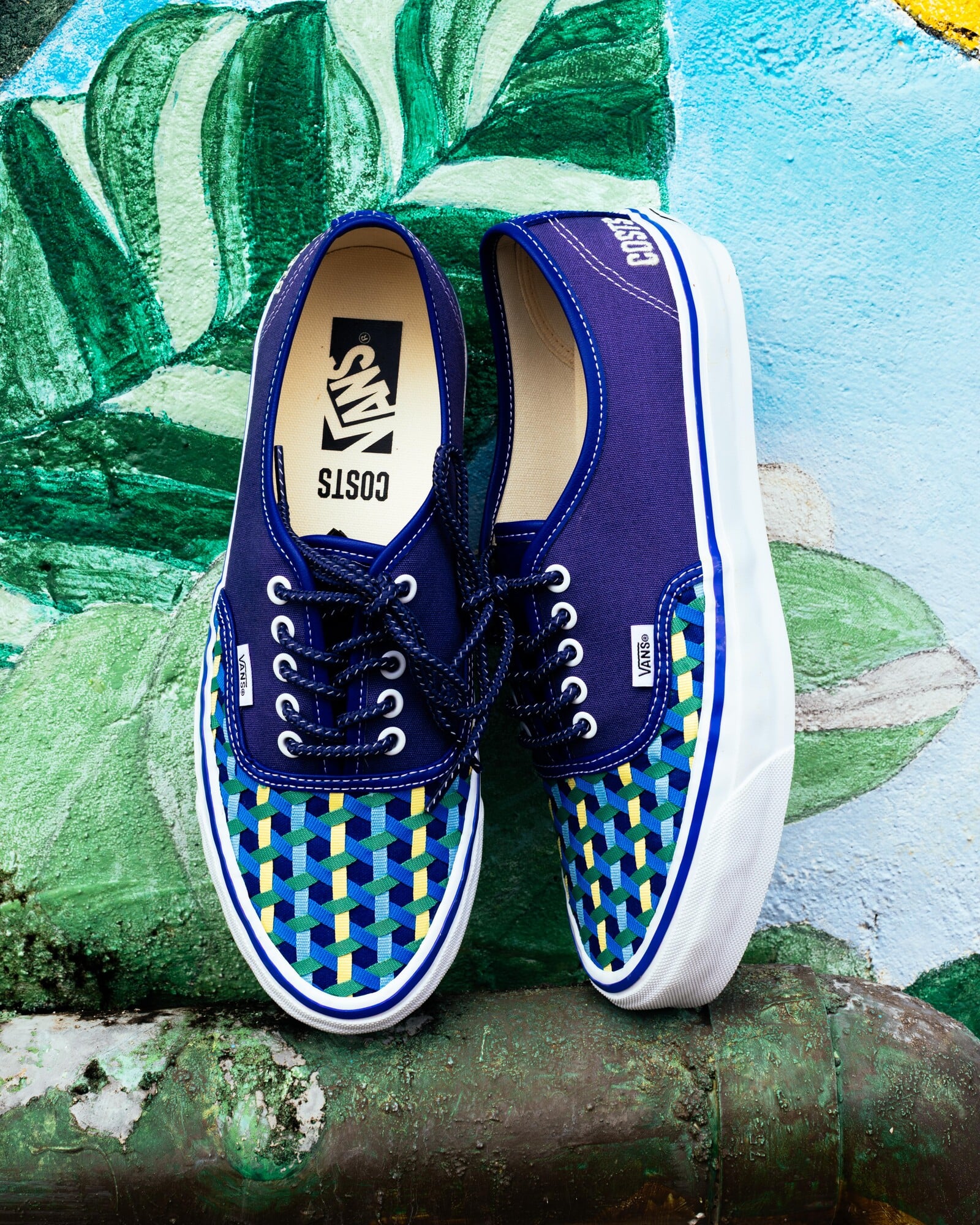 龍舟精神穿上腳!Vans × COSTS 聯名系列曝光,粽葉綠配竹黃色調網讚:文化與街頭的完美碰撞!