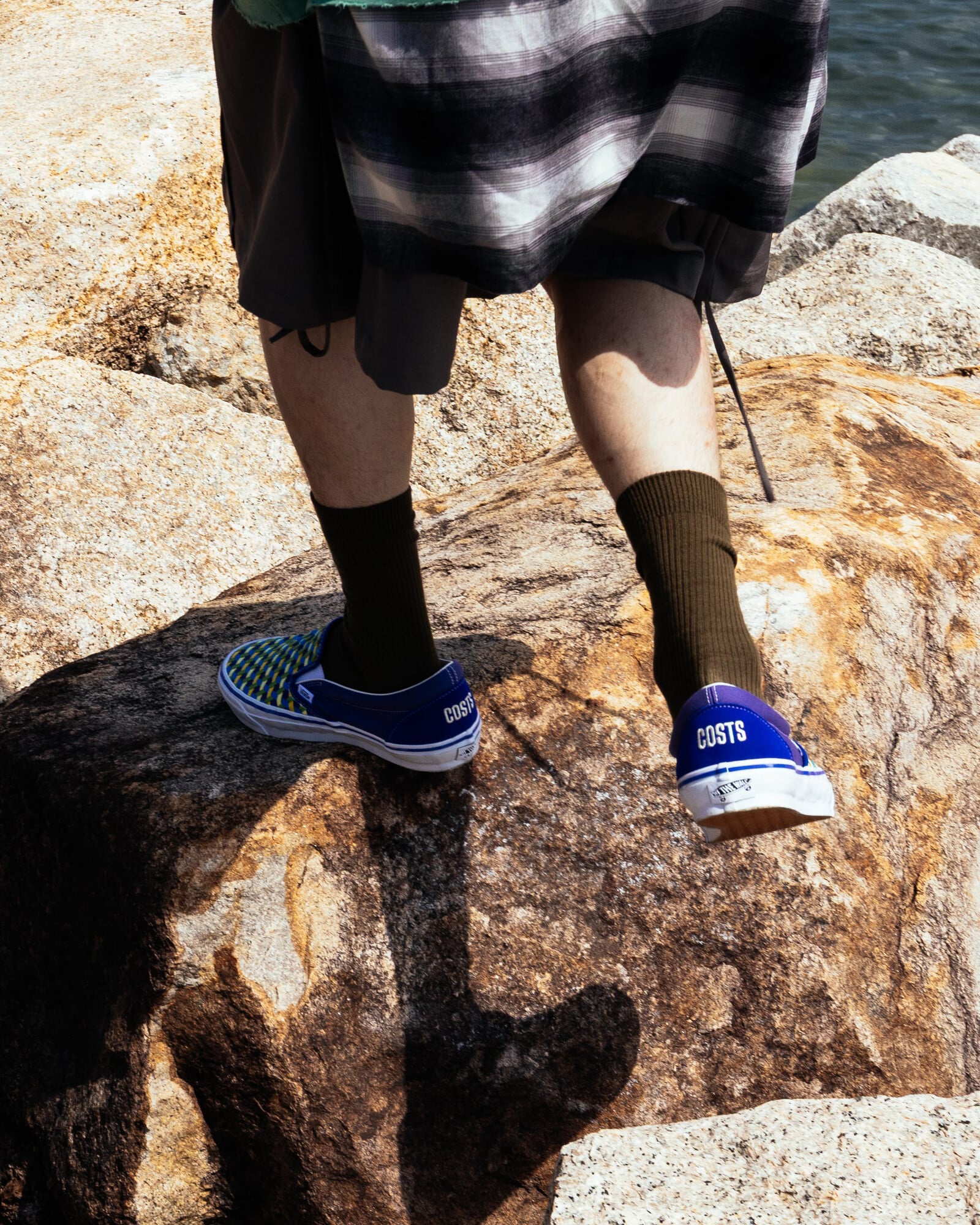 龍舟精神穿上腳!Vans × COSTS 聯名系列曝光,粽葉綠配竹黃色調網讚:文化與街頭的完美碰撞!