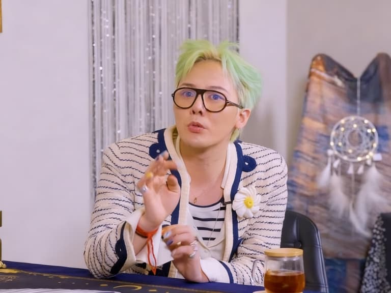 BIGBANG GD 自爆一天睡 12 小時起跳！坦言：「經紀人曾嚇壞確認還有沒有呼吸！」