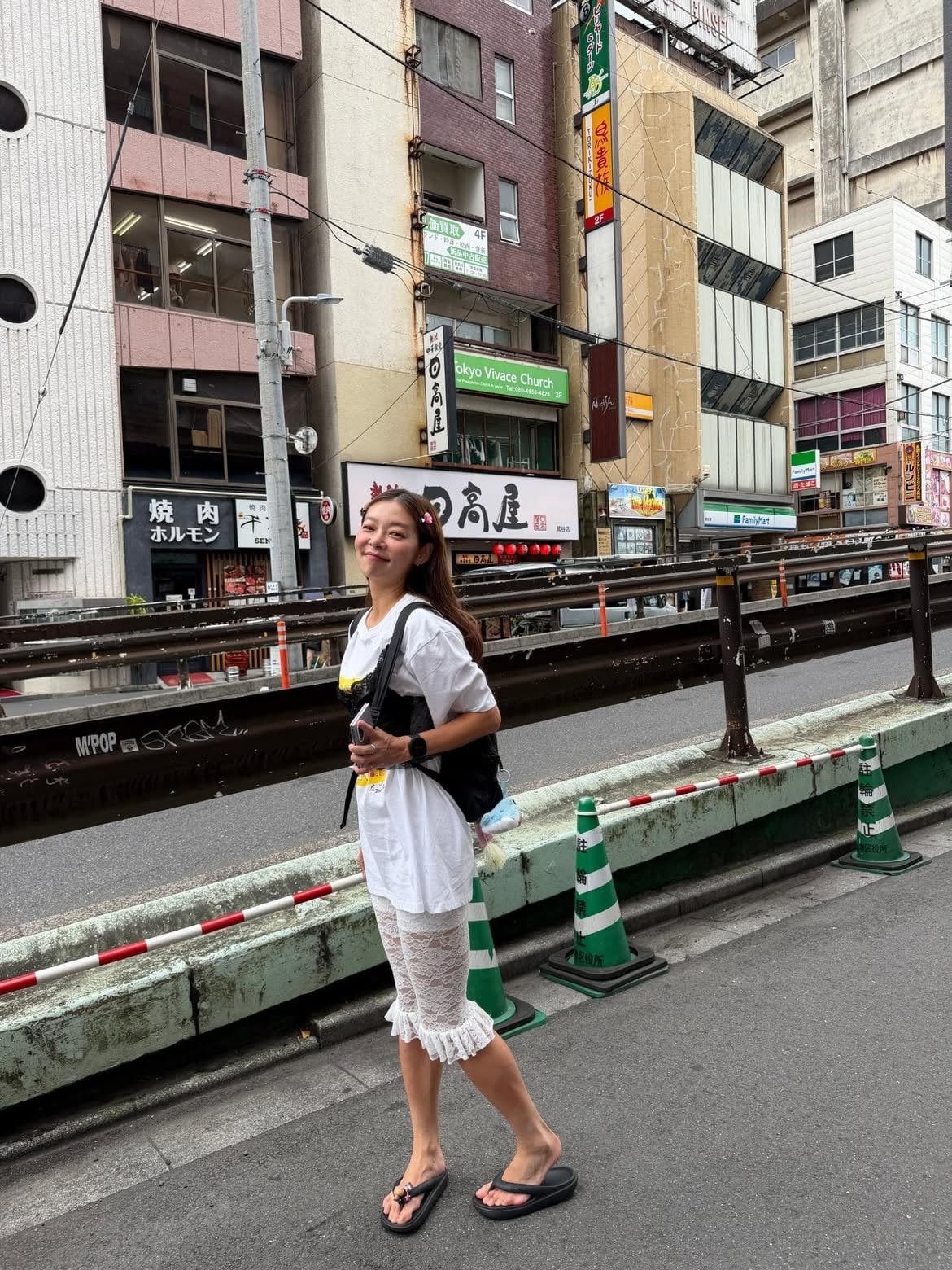 宋海娜 Song Haena 東京穿搭超狂！白T搭透視緊身衣、蕾絲短褲，一般人穿「會被笑」她卻完美駕馭