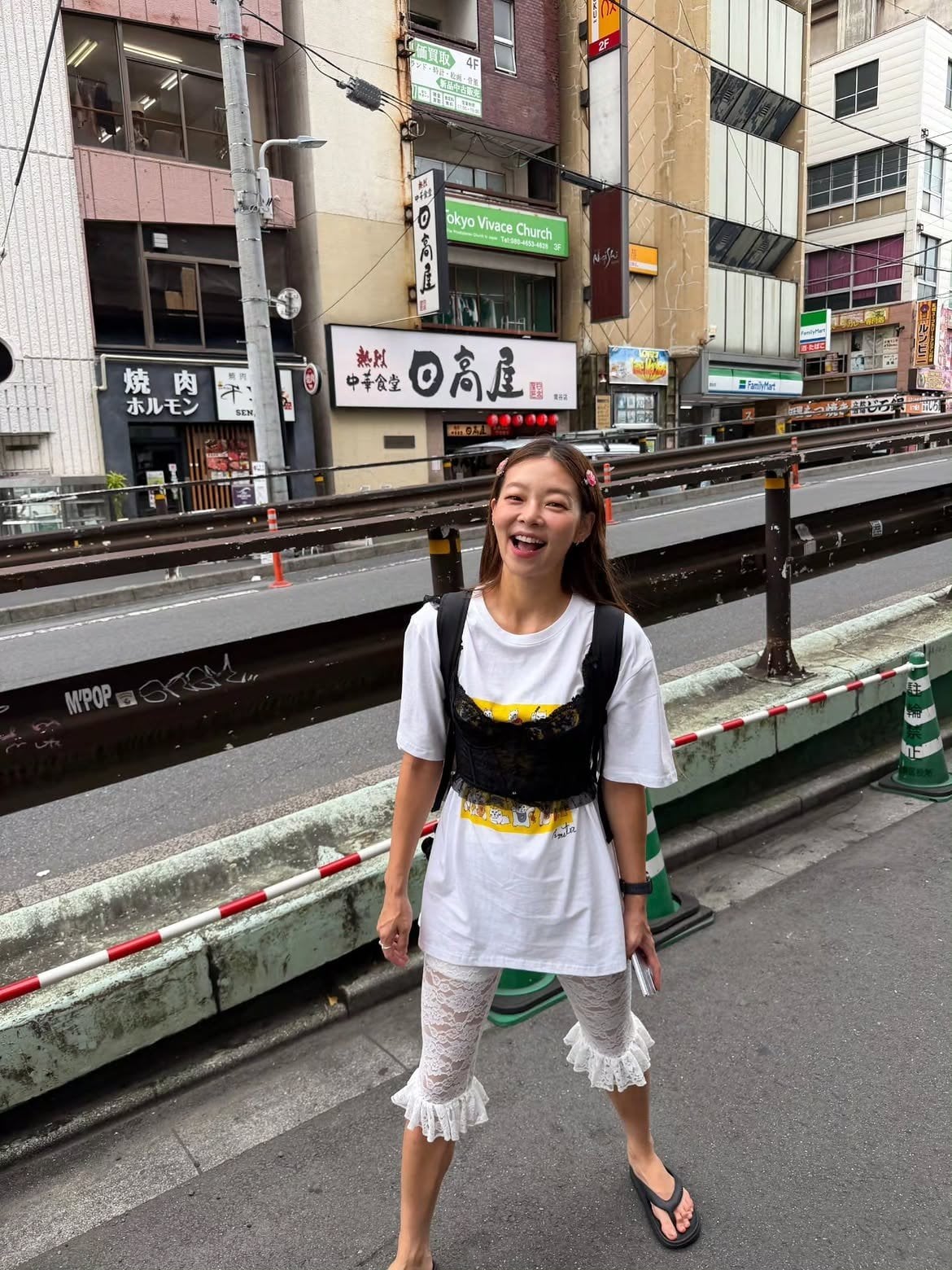 宋海娜 Song Haena 東京穿搭超狂！白T搭透視緊身衣、蕾絲短褲，一般人穿「會被笑」她卻完美駕馭