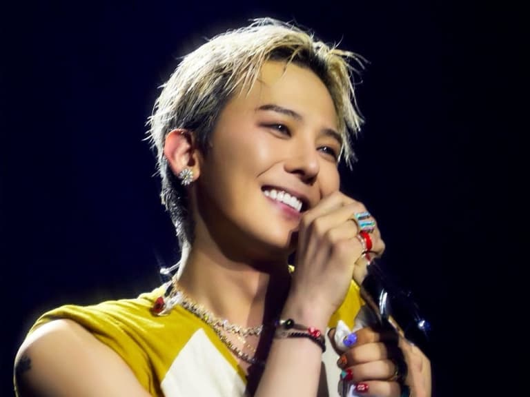GD BIGBANG 演唱會暖舉曝光！攝影師險摔 2 公尺高台，他秒站身後當「人肉護欄」！