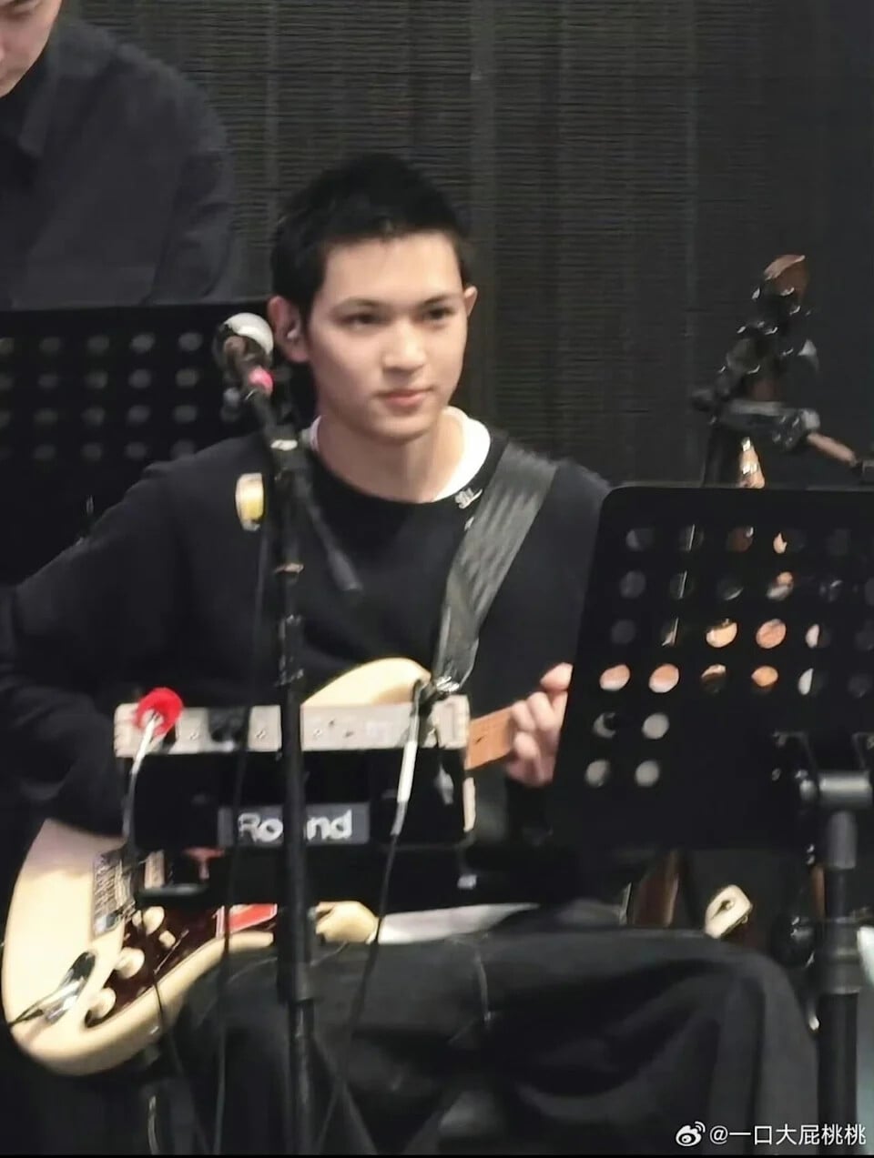 張智霖、袁詠儀 19 歲兒張慕童曝光!185公分同台飆吉他,側臉神複製老爸!