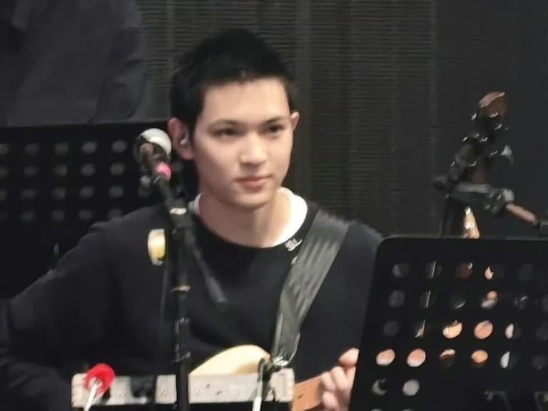 張智霖、袁詠儀 19 歲兒張慕童曝光！185公分同台飆吉他，側臉神複製老爸！