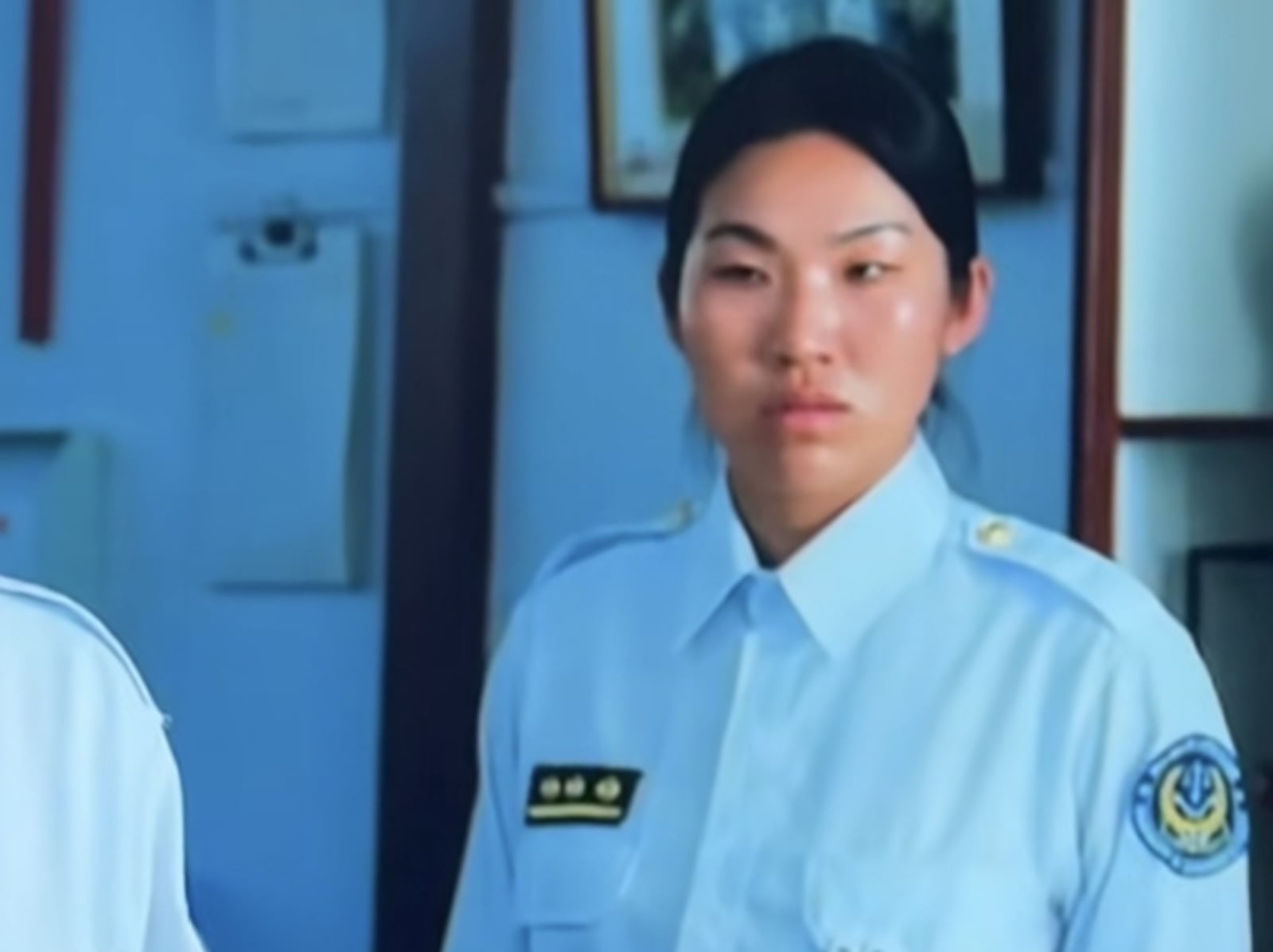 《陽光女子合唱團》獄警撞臉 BIGBANG 大聲！竟釣出本人回覆，笑稱：「說是我哥也信！」
