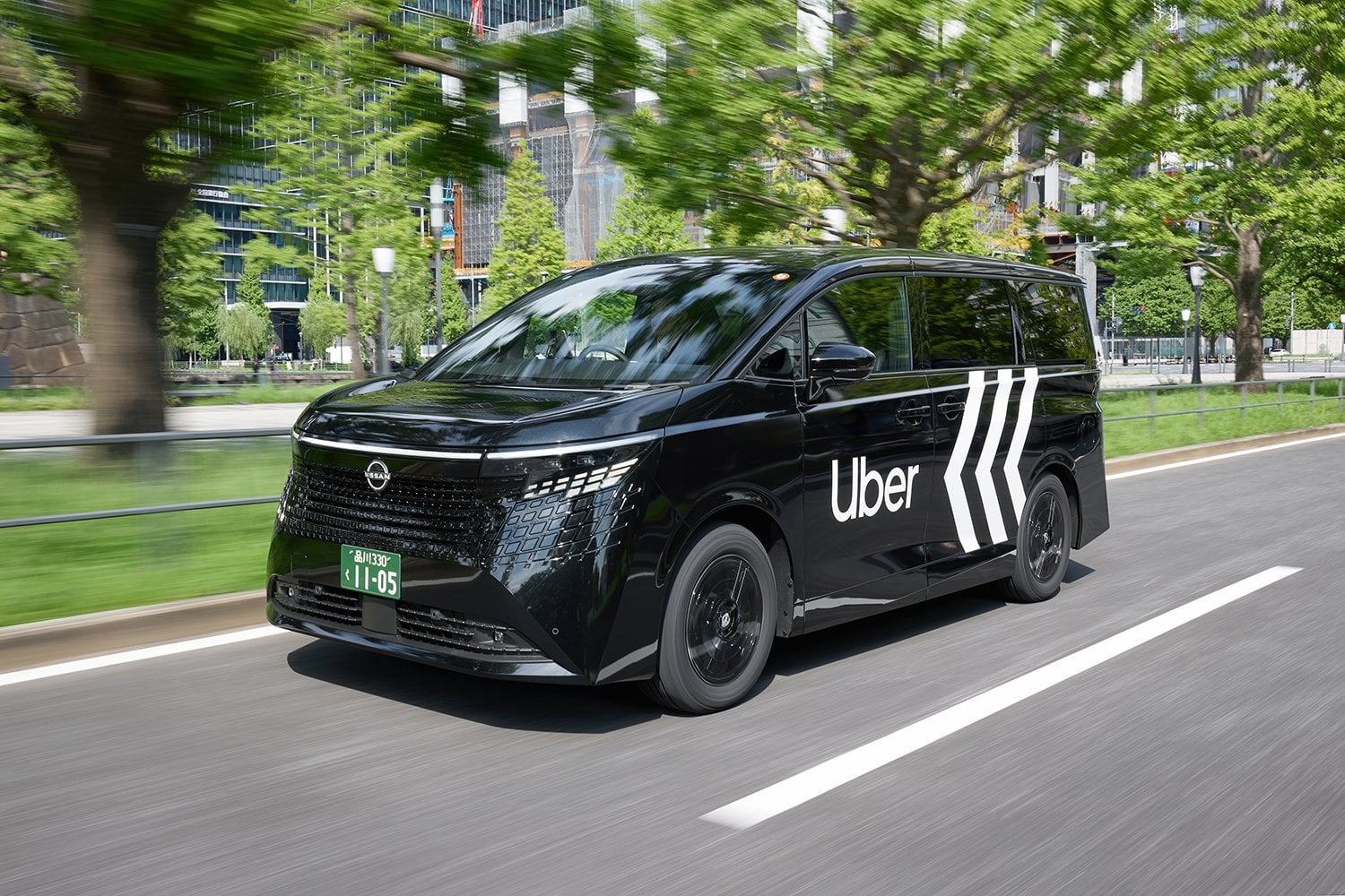 日産新型君爵 Elgrand 搭上 Uber Premium！30 台高級廂型車上路，訪日客搶著坐！