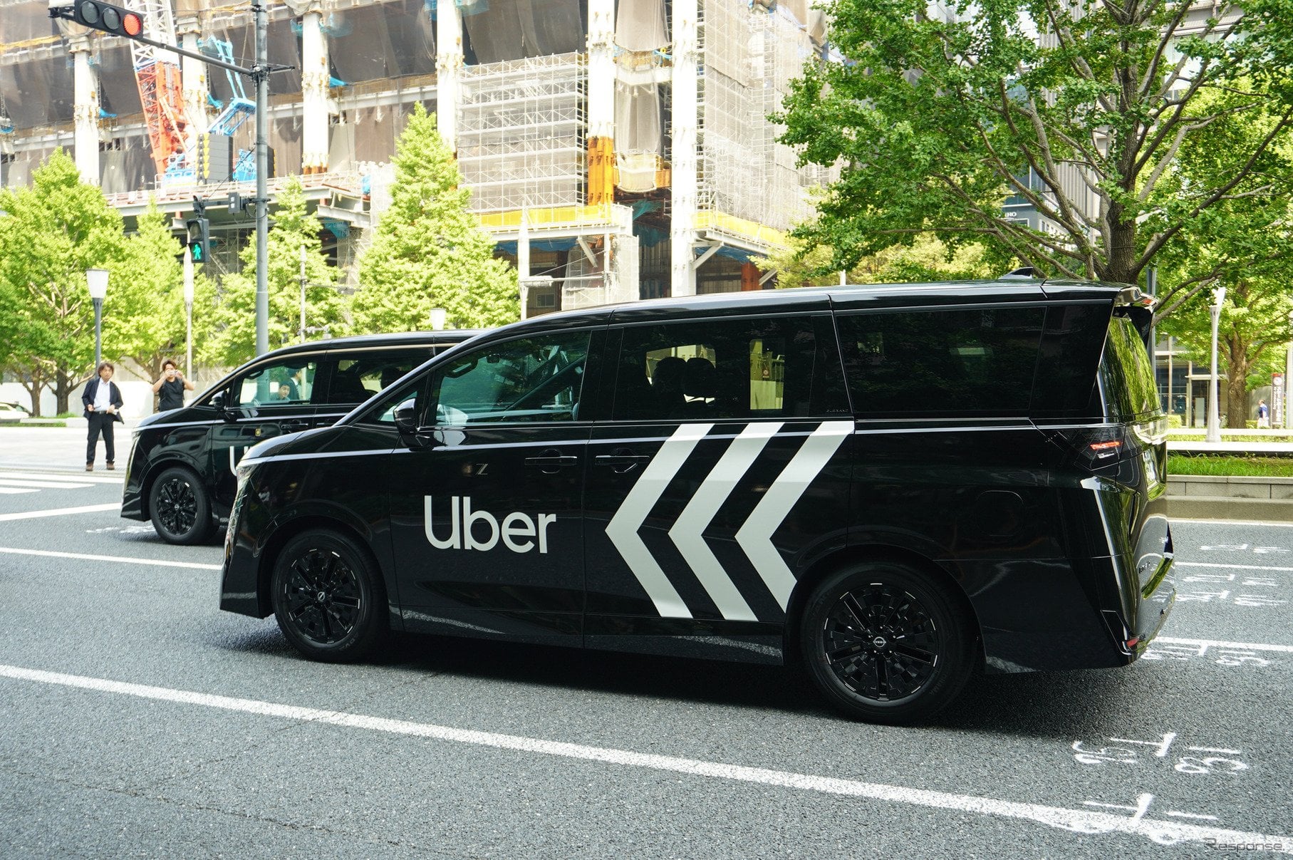 日産新型君爵 Elgrand 搭上 Uber Premium！30 台高級廂型車上路，訪日客搶著坐！