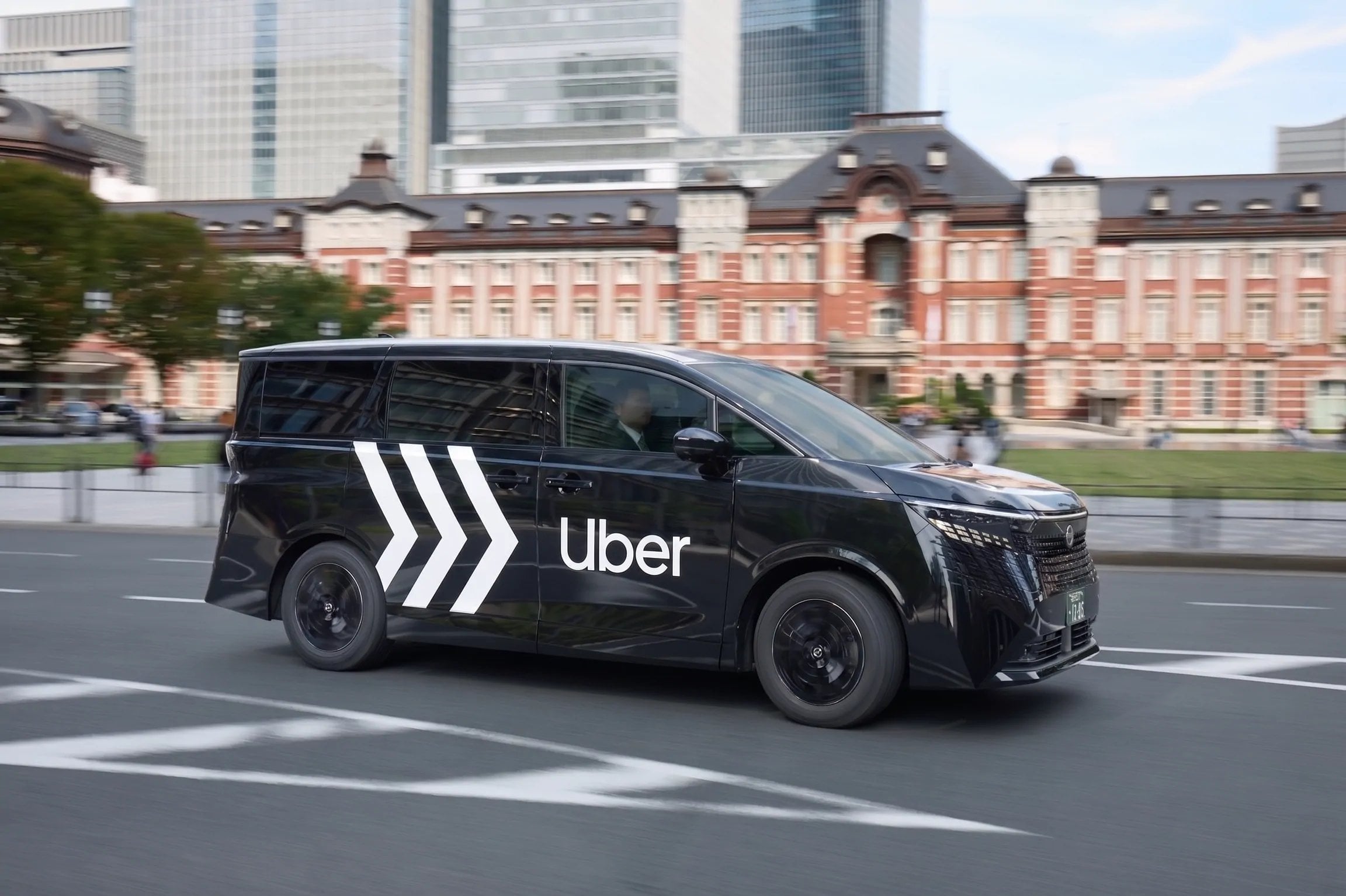 日産新型君爵 Elgrand 搭上 Uber Premium！30 台高級廂型車上路，訪日客搶著坐！