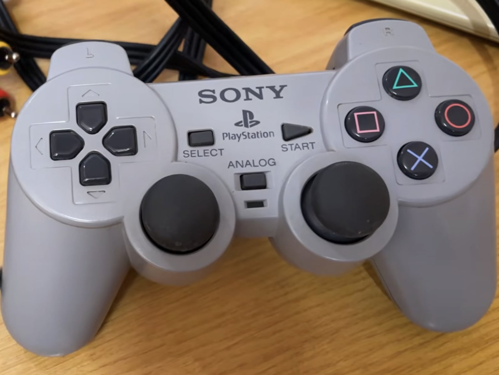 Sony 神秘 PS1 原型機「PlayStation Pulga」曝光！整台主機塞進手把，4 顆電池可玩 20 小時！
