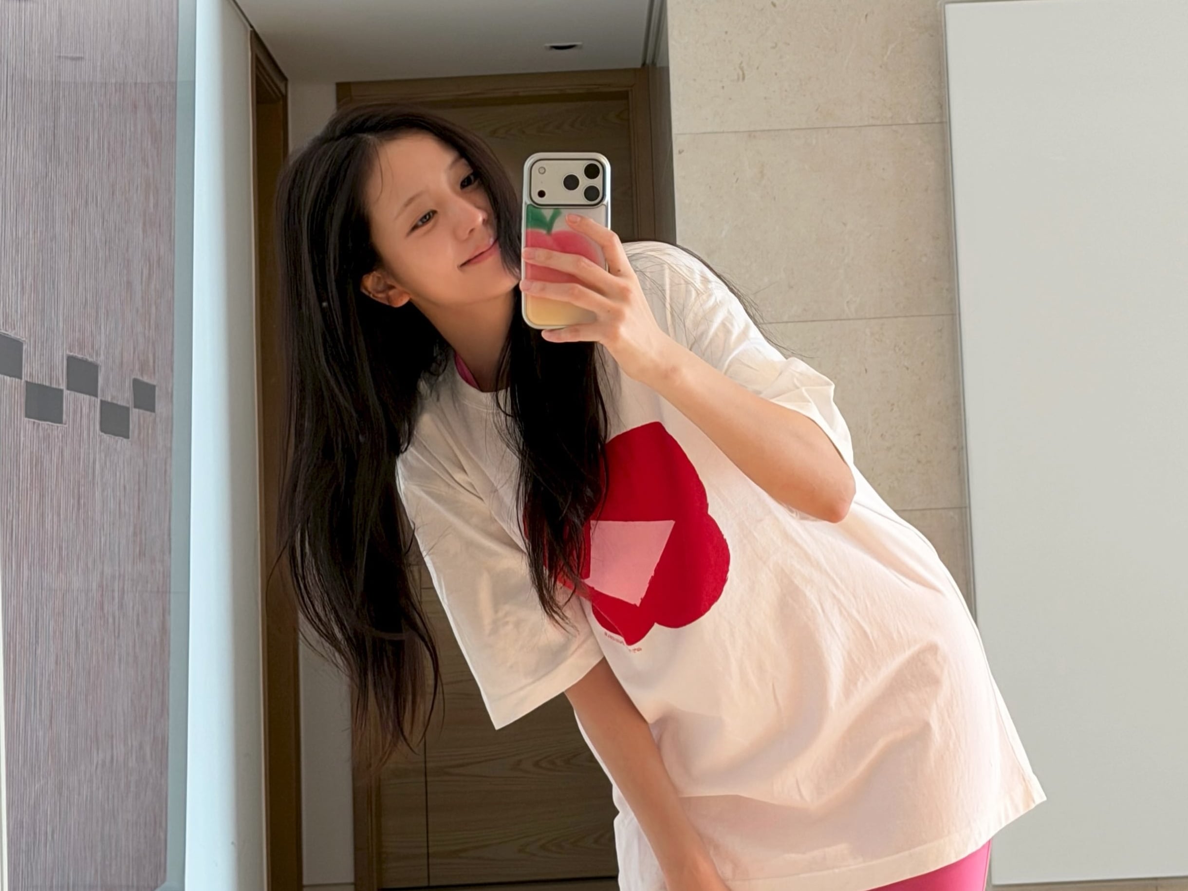 BLACKPINK Jisoo 新單曲〈CLICK〉9 月回歸！驚悚 MV 預告曝光，神秘樂園藏詭異角色！