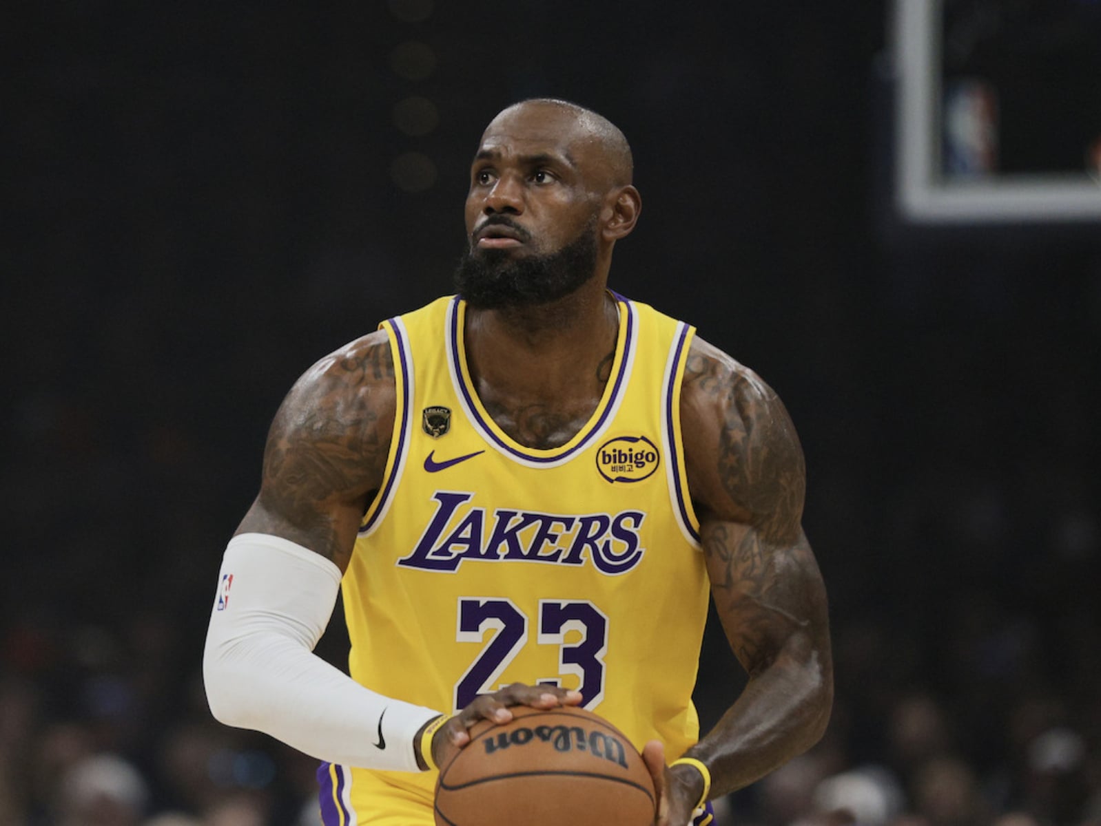 NBA／詹皇 LeBron James 加盟湖人前借近 3 億美元！「LeBron Bond」信評爭議曝光，疑似與湖人老闆有關！