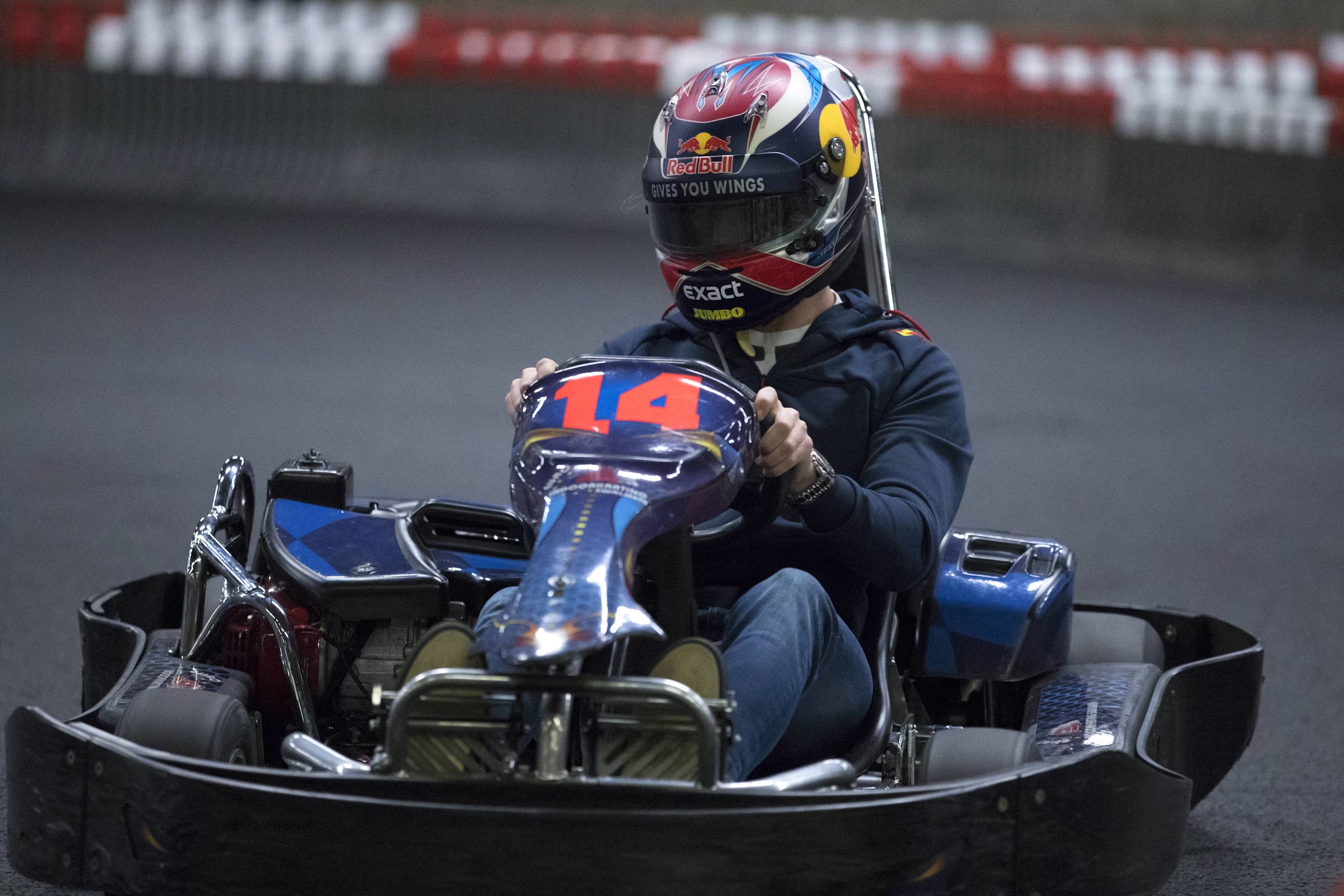 Max Verstappen 挑戰「Max vs 100」9 月登場!一人對決 100 名車手、重返卡丁車賽場全球直播!