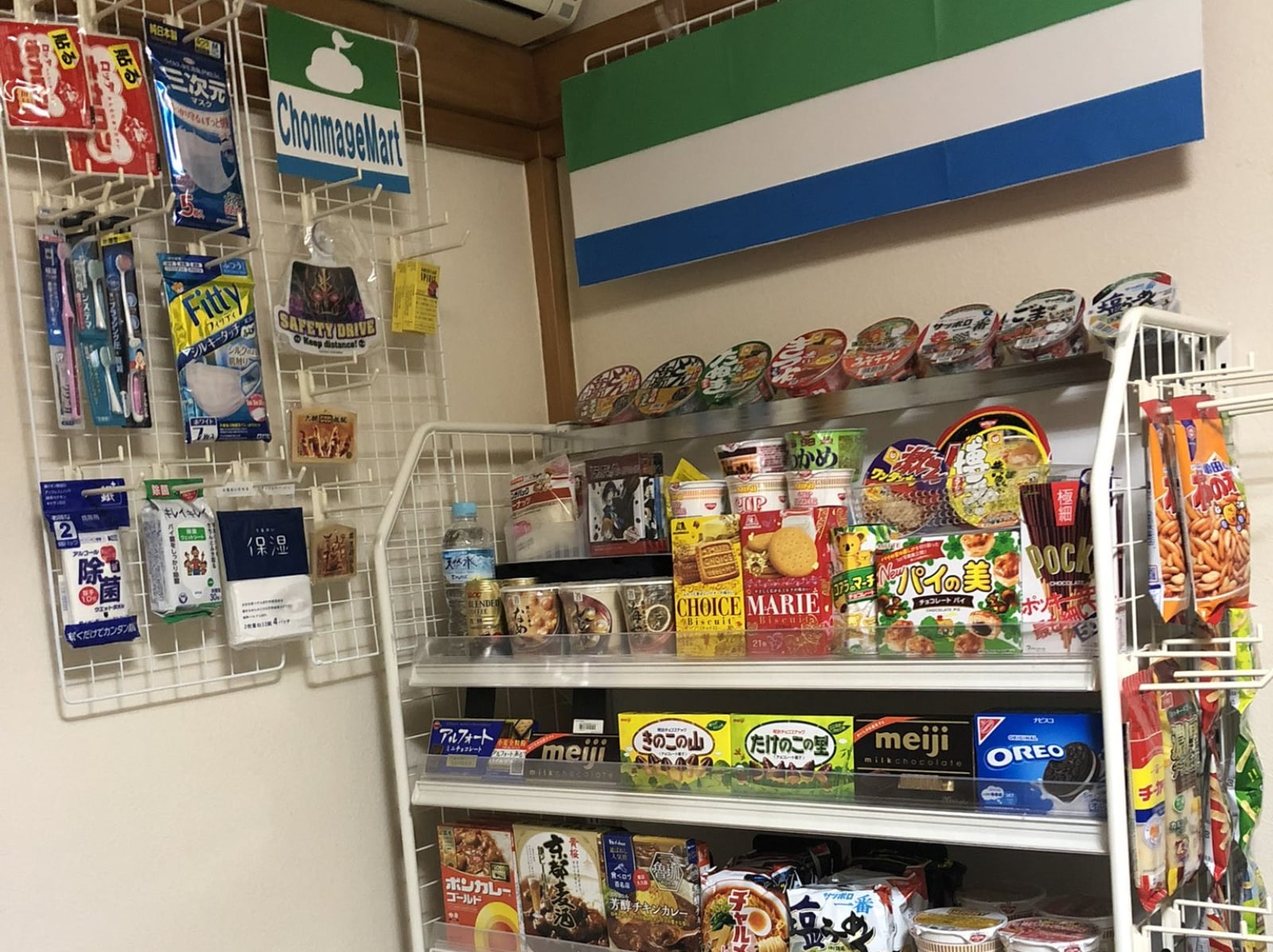 日本網友實現「全家就是我家」！超療癒零食櫃曝光，網笑：「下班還要補貨上架！」