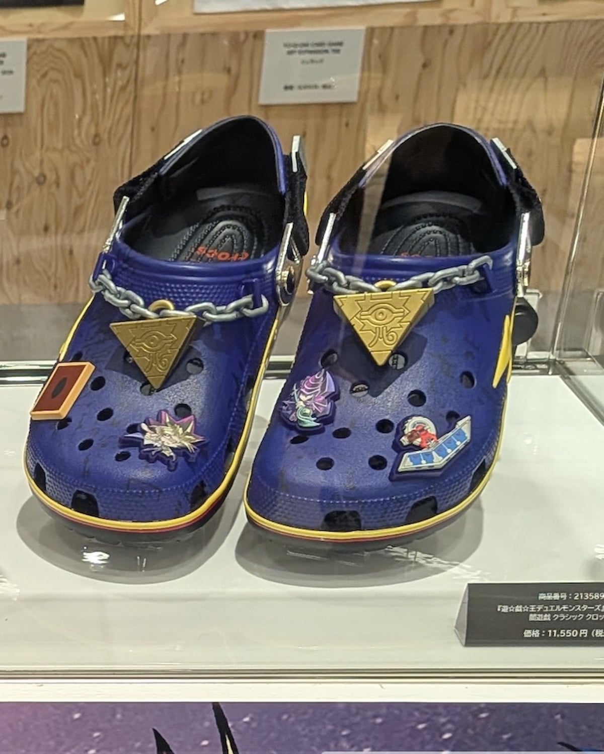 《遊戲王》攜手 Crocs 推出聯名鞋款!武藤遊戲、海馬瀨人、黑魔導、青眼白龍化身洞洞鞋帥翻!