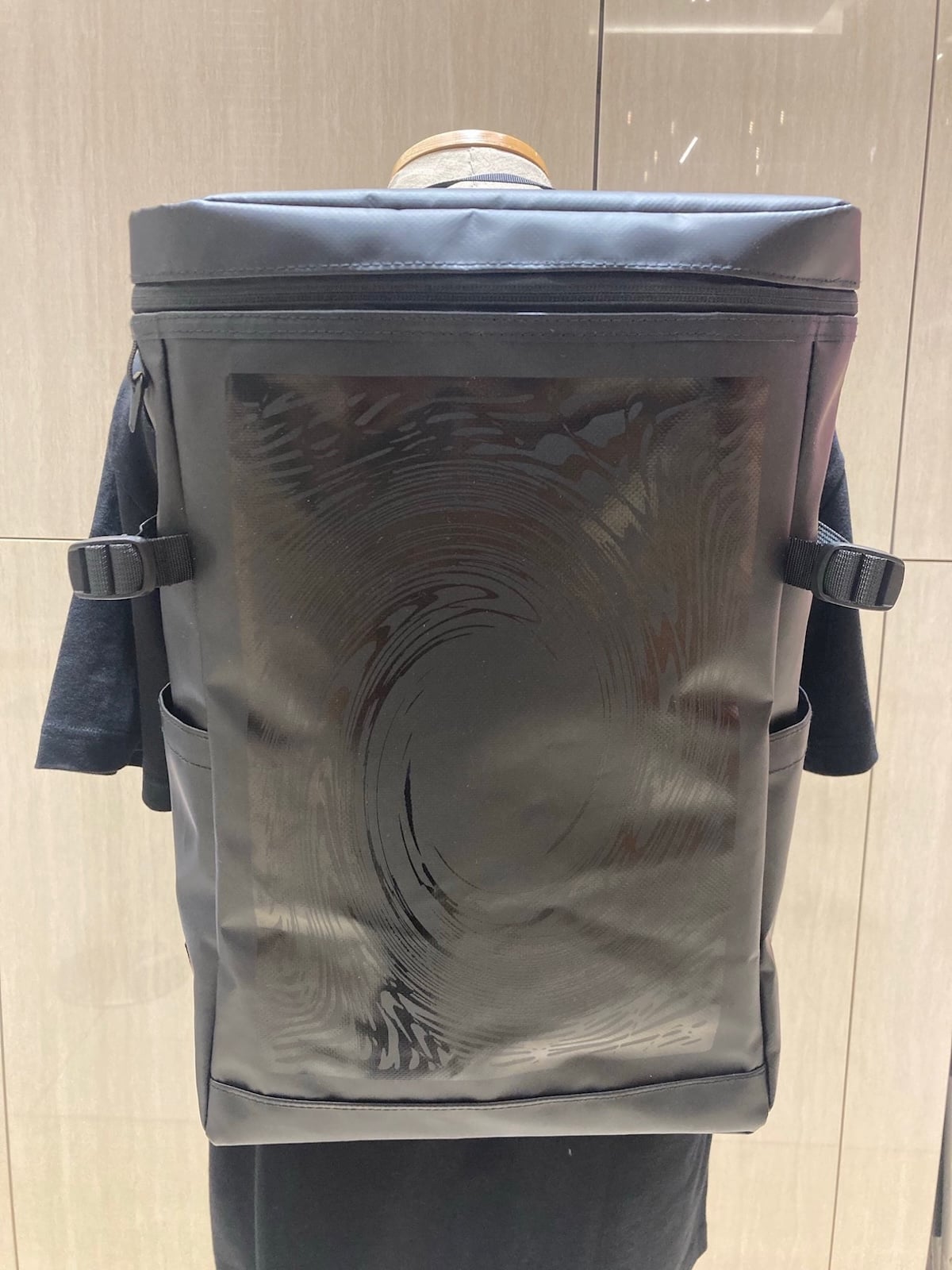 《遊戲王》攜手 Crocs 推出聯名鞋款!武藤遊戲、海馬瀨人、黑魔導、青眼白龍化身洞洞鞋帥翻!