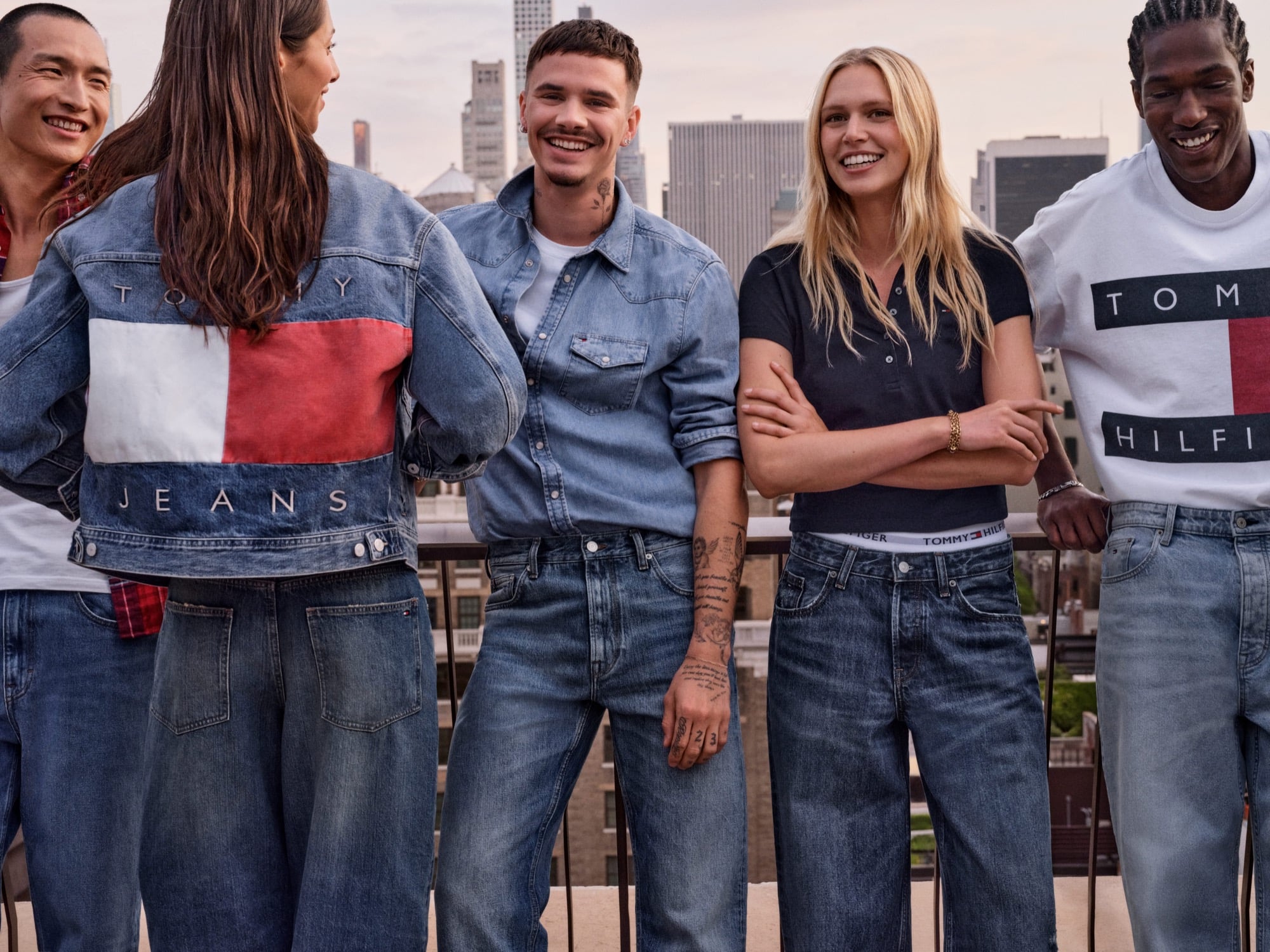 羅密歐·貝克漢領銜 TOMMY HILFIGER 2026 秋季廣告!紐約時尚教主齊聚 The Mark Hotel,丹寧穿搭狂讚「沒有正確穿法」⋯