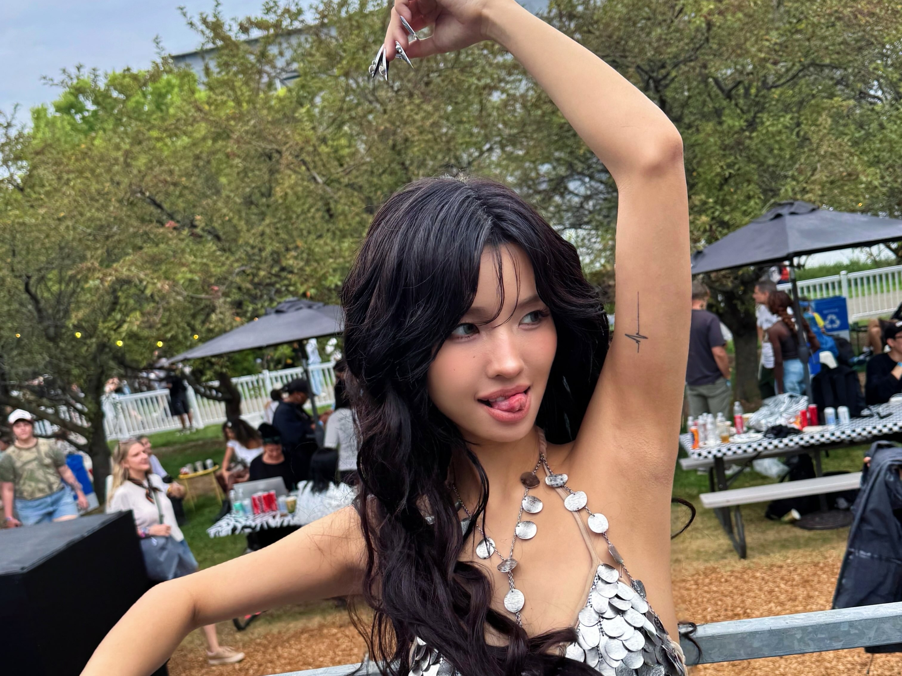 i-dle 田小娟音樂節尺度全開！掀上衣大跳熱舞惹議！