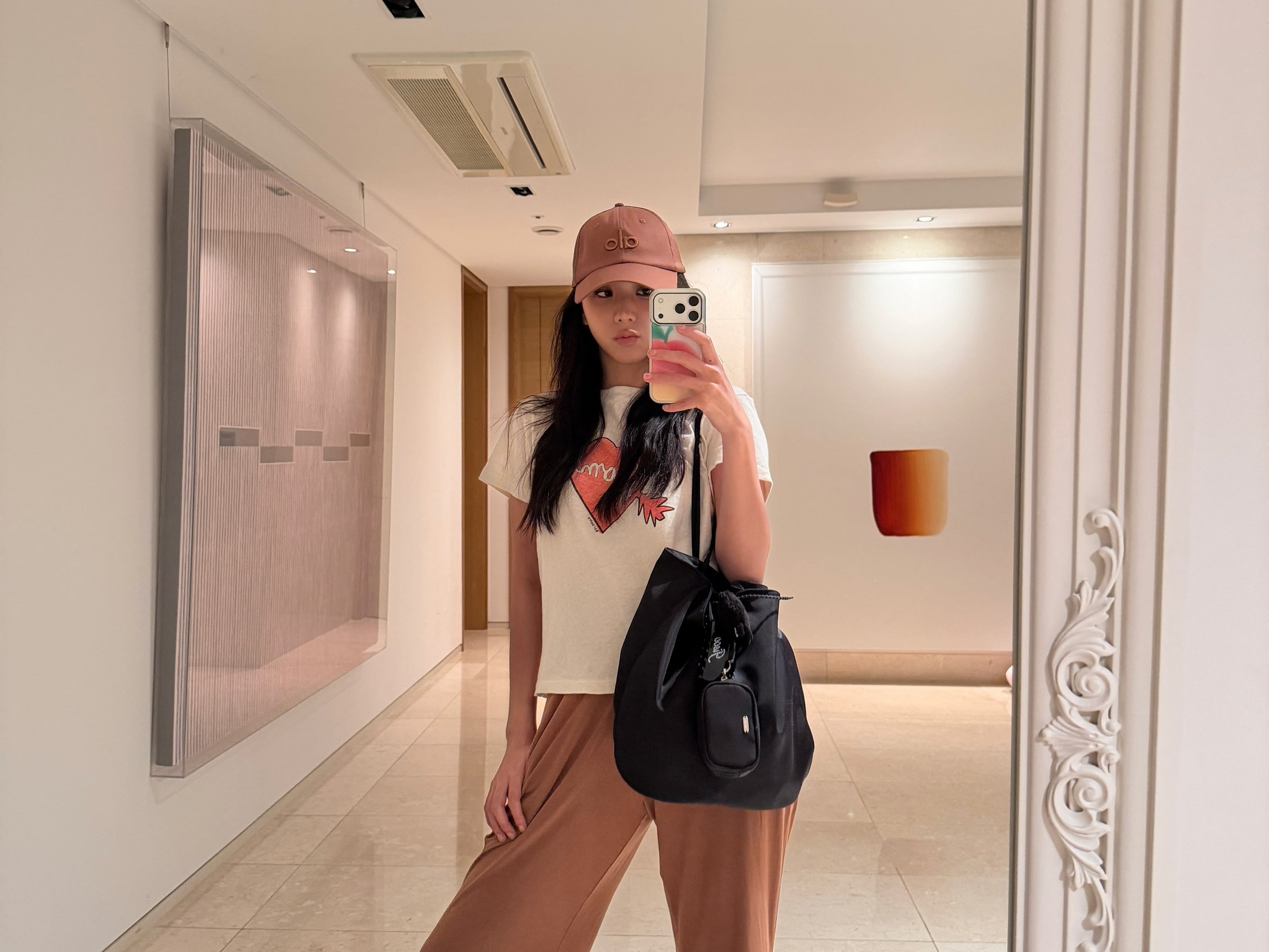 BLACKPINK Jisoo 豪宅內部意外曝光！牆上掛滿藝術畫作，網驚：「根本美術館！」