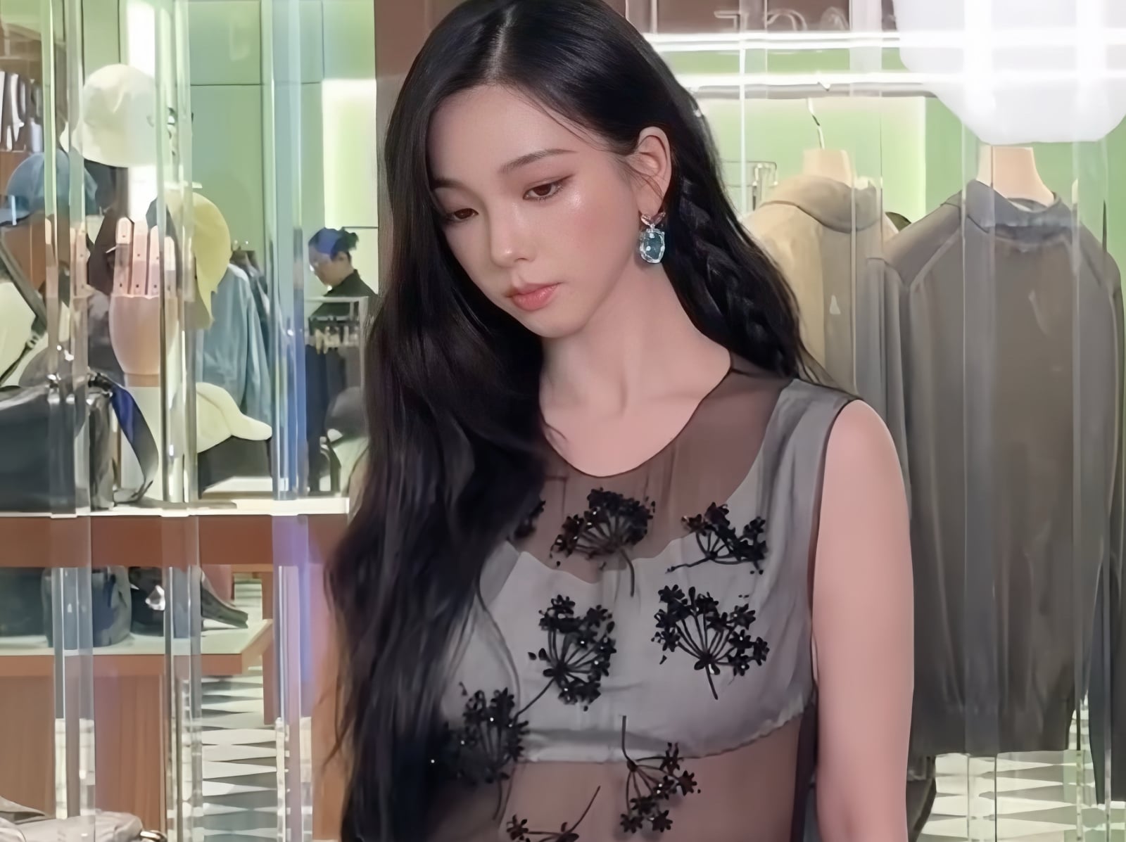 aespa Karina 身高 168 不甩身材討論辣穿透視造型！網讚：「就愛看劉知珉小肚肚！」