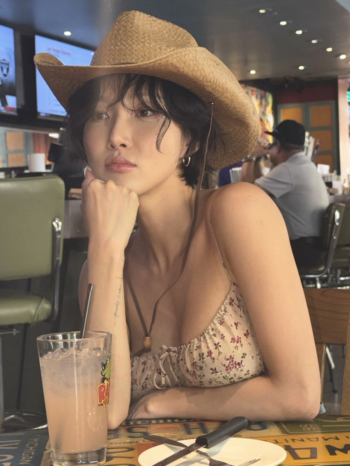 華莎 Hwasa 比基尼曬「零贅肉平坦腹」!世界巡迴中大方曬生活照 網炸鍋直呼太狂