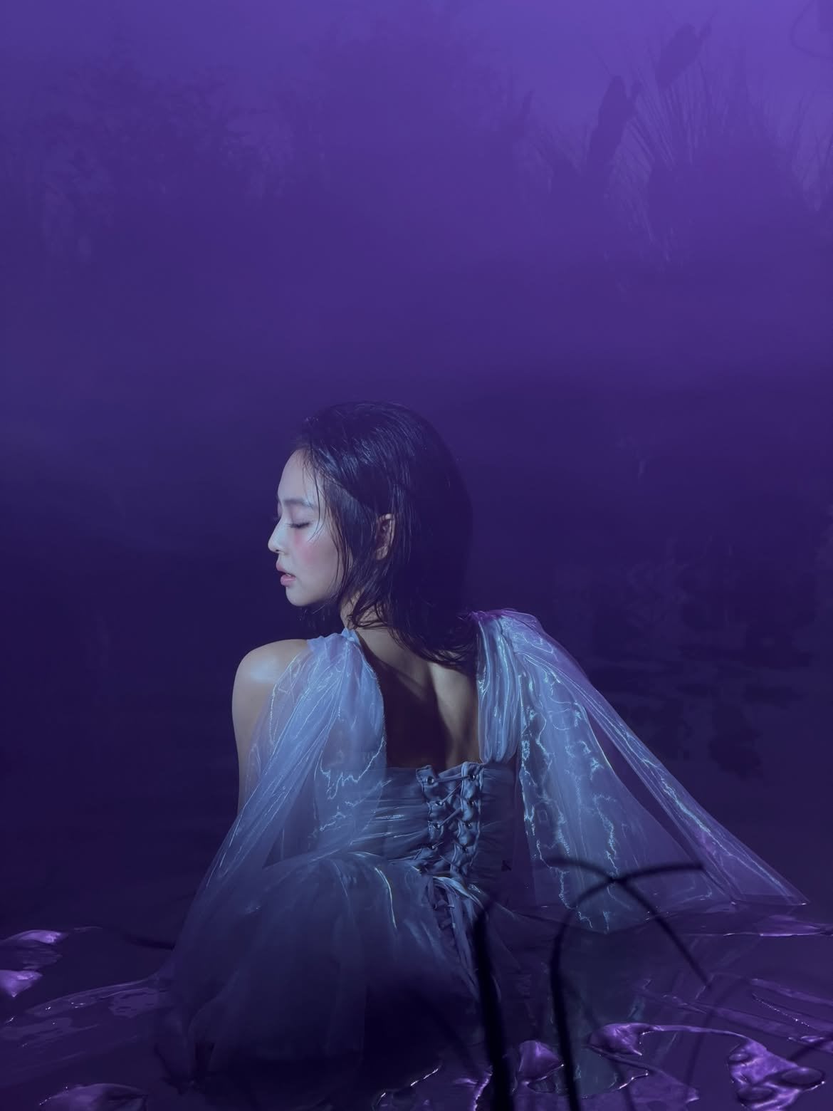 Jennie墮天使造型全解密!倒吊拍攝、泡水入鏡 EP「Fallen Angel」幕後曝光