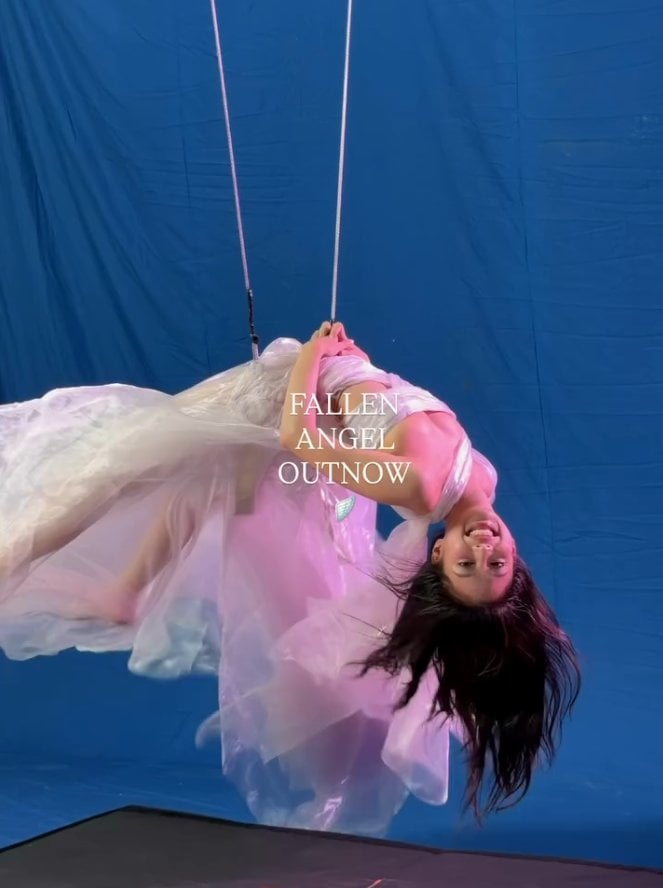 Jennie墮天使造型全解密!倒吊拍攝、泡水入鏡 EP「Fallen Angel」幕後曝光