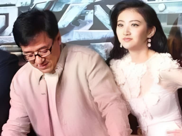 成龍搭景甜大腿畫面再被挖！網掀兩派論戰：「界線在哪？」